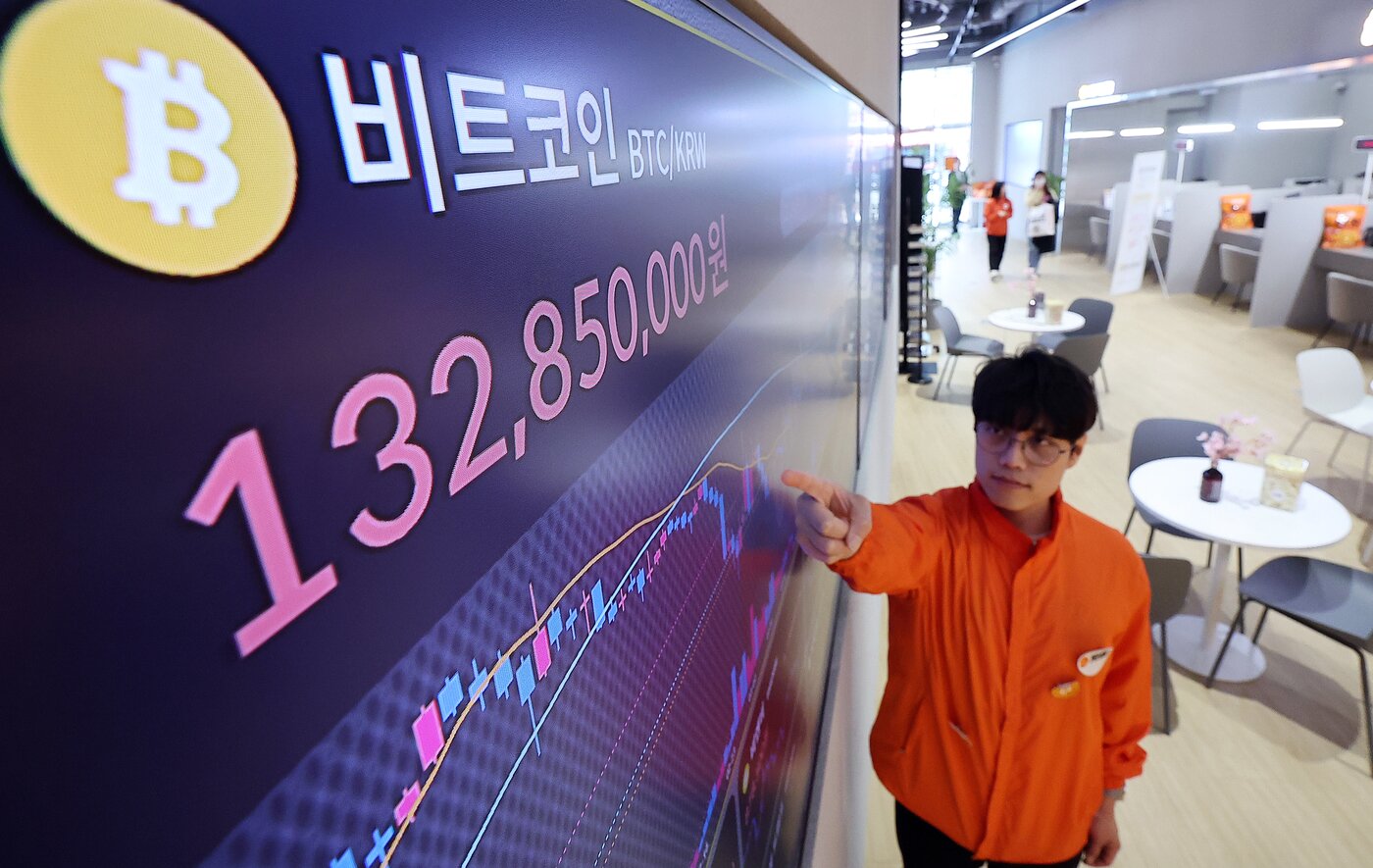 본문 이미지 - 23일 서울 서초구 빗썸라운지 전광판에 비트코인 등 가상자산 시세가 표시되고 있다.  2025.4.23/뉴스1 ⓒ News1 김진환 기자