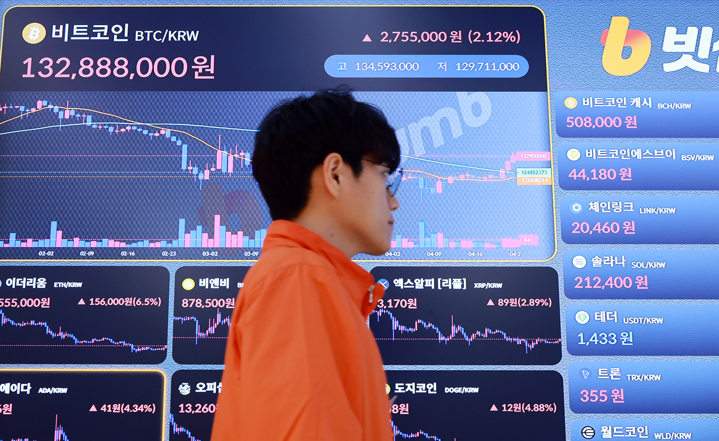 (서울=뉴스1) 김진환 기자 = 23일 서울 서초구 빗썸라운지 전광판에 비트코인 등 가상자산 시세가 표시되고 있다.비트코인 가격이 약세장인 미국 증시 속에서도 반등하며 한 달 반 …