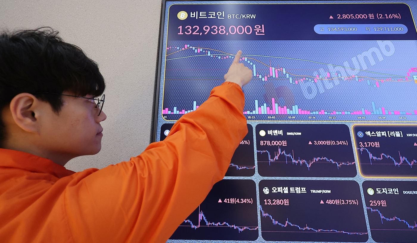 (서울=뉴스1) 김진환 기자 = 23일 서울 서초구 빗썸라운지 전광판에 비트코인 등 가상자산 시세가 표시되고 있다.비트코인 가격이 약세장인 미국 증시 속에서도 반등하며 한 달 반 …