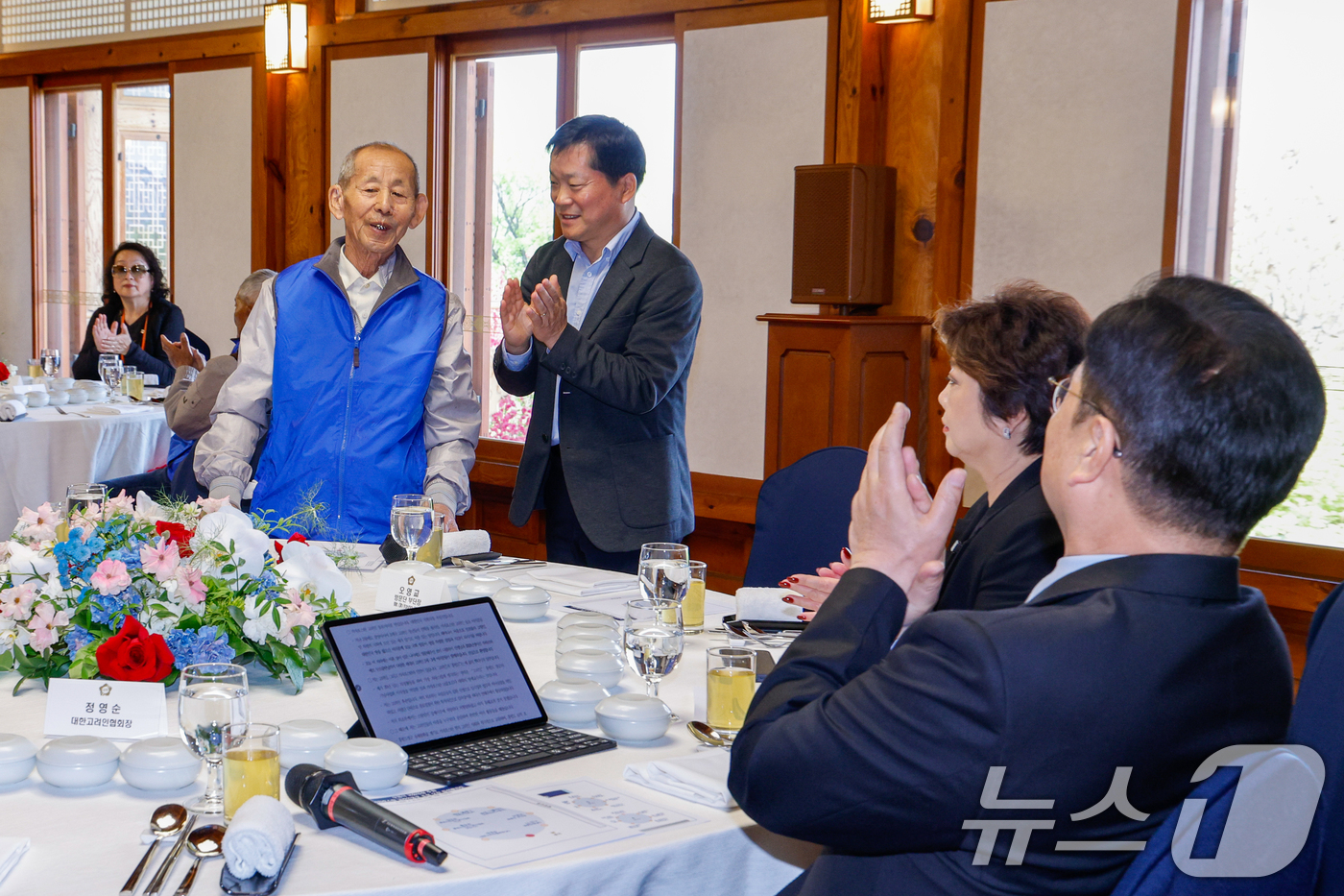 (서울=뉴스1) 안은나 기자 = 23일 서울 여의도 국회 사랑재에서 열린 우원식 국회의장 주최 광복80주년 기념 카자흐스탄 고려인 2세 모국방문 오찬 간담회에서 고려인 최고령자 쏘 …