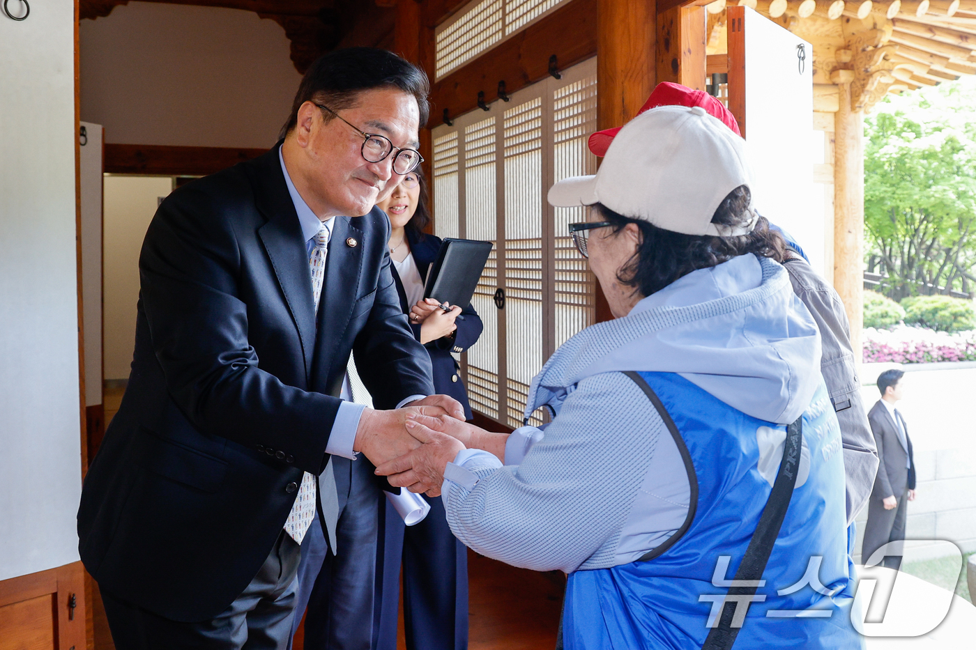 (서울=뉴스1) 안은나 기자 = 우원식 국회의장이 23일 서울 여의도 국회 사랑재에서 열린 광복80주년 기념 카자흐스탄 고려인 2세 모국방문 오찬 간담회에서 참석자들을 맞이하고 있 …