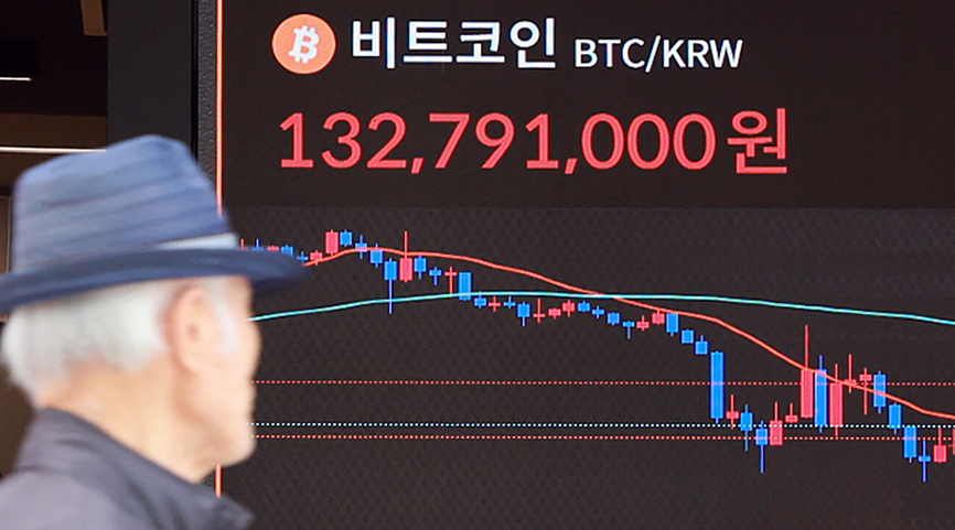 (서울=뉴스1) 김진환 기자 = 23일 서울 서초구 빗썸라운지 전광판에 비트코인 등 가상자산 시세가 표시되고 있다.비트코인 가격이 약세장인 미국 증시 속에서도 반등하며 한 달 반 …