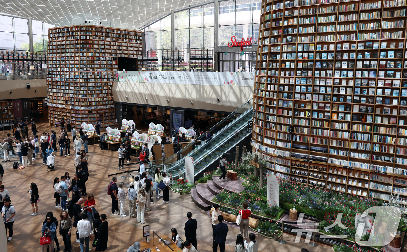 (서울=뉴스1) 김명섭 기자 = 세계 책의 날인 23일 서울 강남구 코엑스 별마당 도서관에서 국내외 관람객들이 책과 함께 사진촬영 등을 하며 즐거운 추억을 만들고 있다.이 날은 독 …