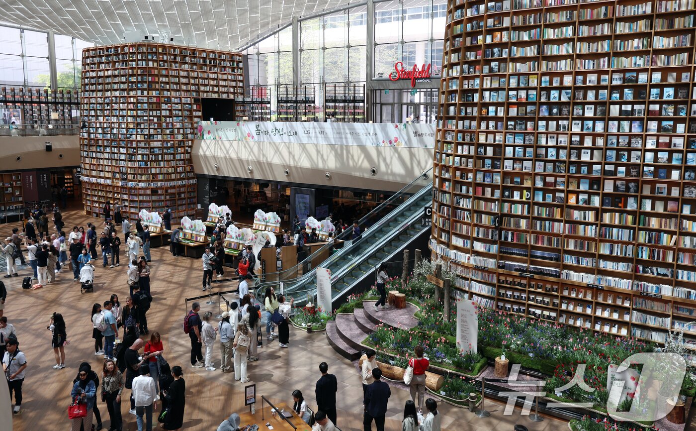 본문 이미지 - 세계 책의 날인 23일 서울 강남구 코엑스 별마당 도서관에서 국내외 관람객들이 책과 함께 사진촬영 등을 하며 즐거운 추억을 만들고 있다. 이 날은 독서 출판을 장려하고 저작권 제도를 통해 지적 소유권을 보호하기 위해 1995년 유네스코 총회에서 제정됐다. 2025.4.23/뉴스1 ⓒ News1 김명섭 기자