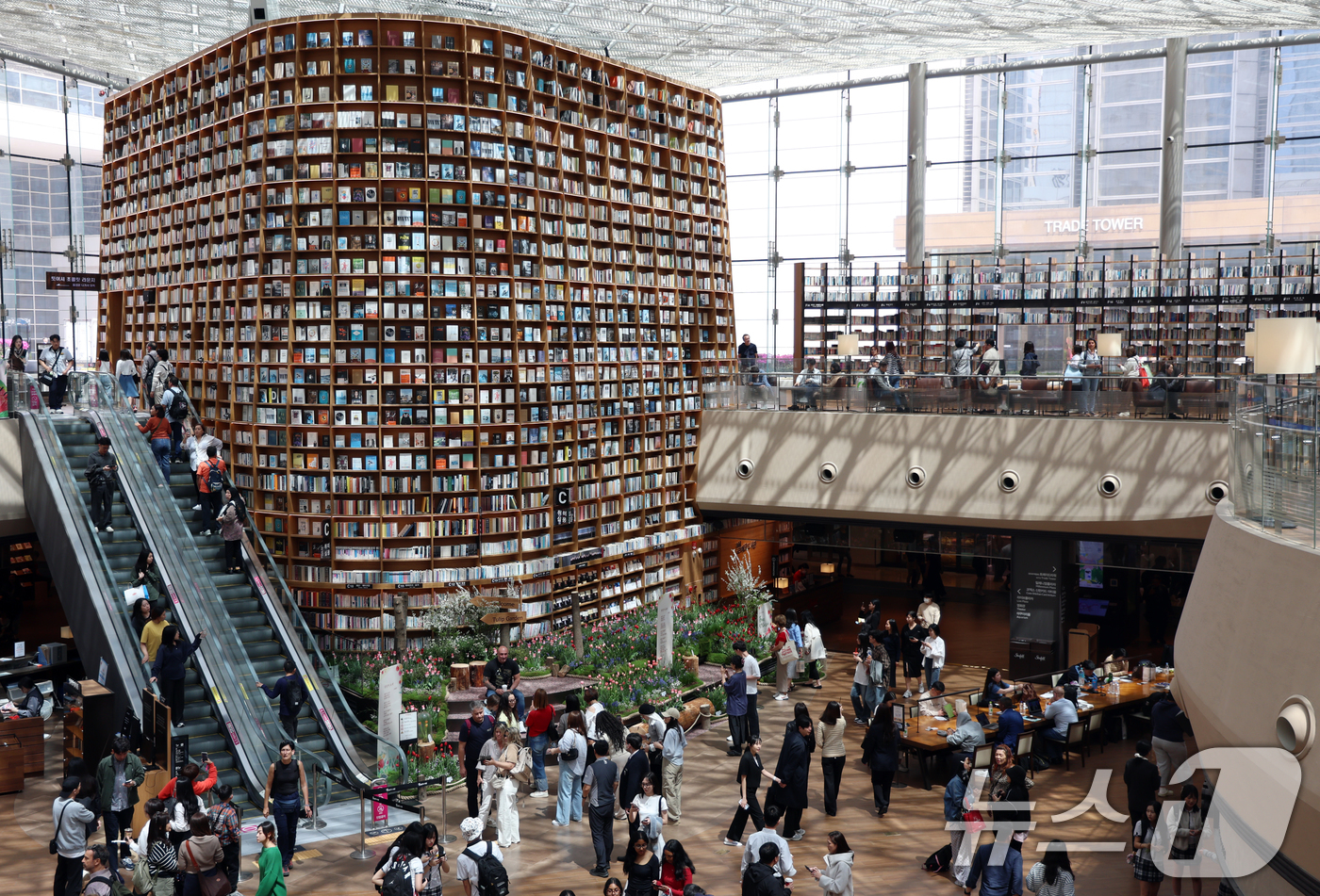 (서울=뉴스1) 김명섭 기자 = 세계 책의 날인 23일 서울 강남구 코엑스 별마당 도서관에서 국내외 관람객들이 책과 함께 사진촬영 등을 하며 즐거운 추억을 만들고 있다.이 날은 독 …