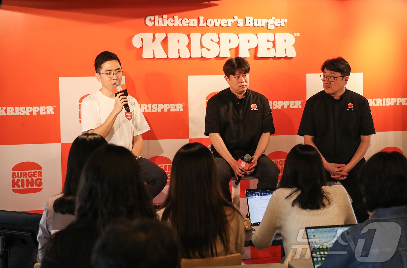 본문 이미지 - 23일 서울 중구 버거킹 약수역점에서 열린 신메뉴 출시 기자간담회에서 이성하 버거킹 마케팅본부 CMO와 제품개발팀 관계자가 미디어의 질문에 답변하며 브랜드 전략과 신메뉴 개발 배경에 대해 설명하고 있다. 왼쪽부터 버거킹 마케팅본부 이성하 CMO, 제품개발팀 추연경 과장, 제품개발팀 이성재 팀장의 모습이다. (버거킹 제공. 재판매 및 DB 금지) 2025.4.23/뉴스1