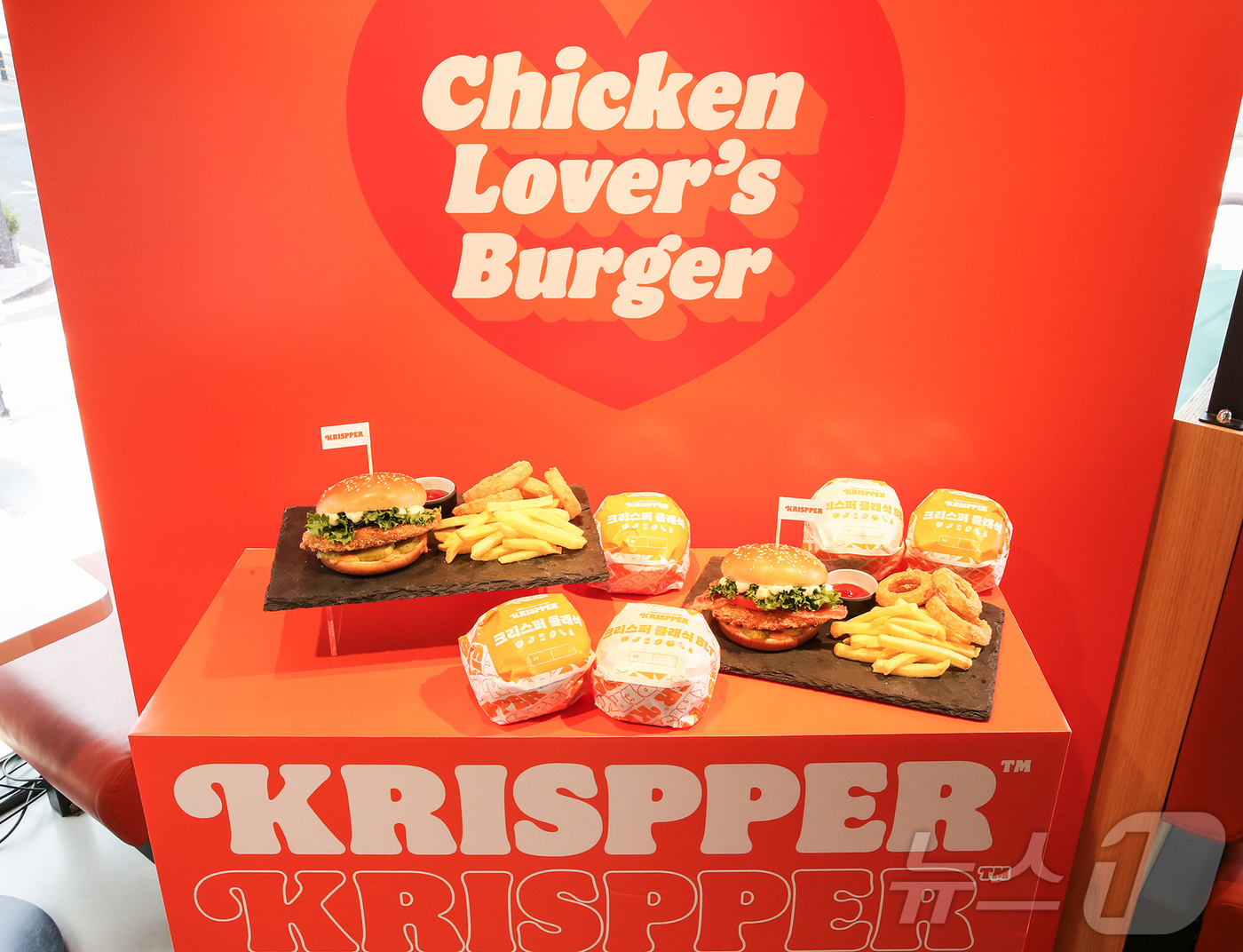 (서울=뉴스1) = 23일 서울 중구 버거킹 약수역점에서 신메뉴 출시 기자간담회를 진행했다. 버거킹이 새롭게 선보인 ‘크리스퍼’는 ‘크리스퍼 클래식’과 ‘크리스퍼 클래식 BLT’ …