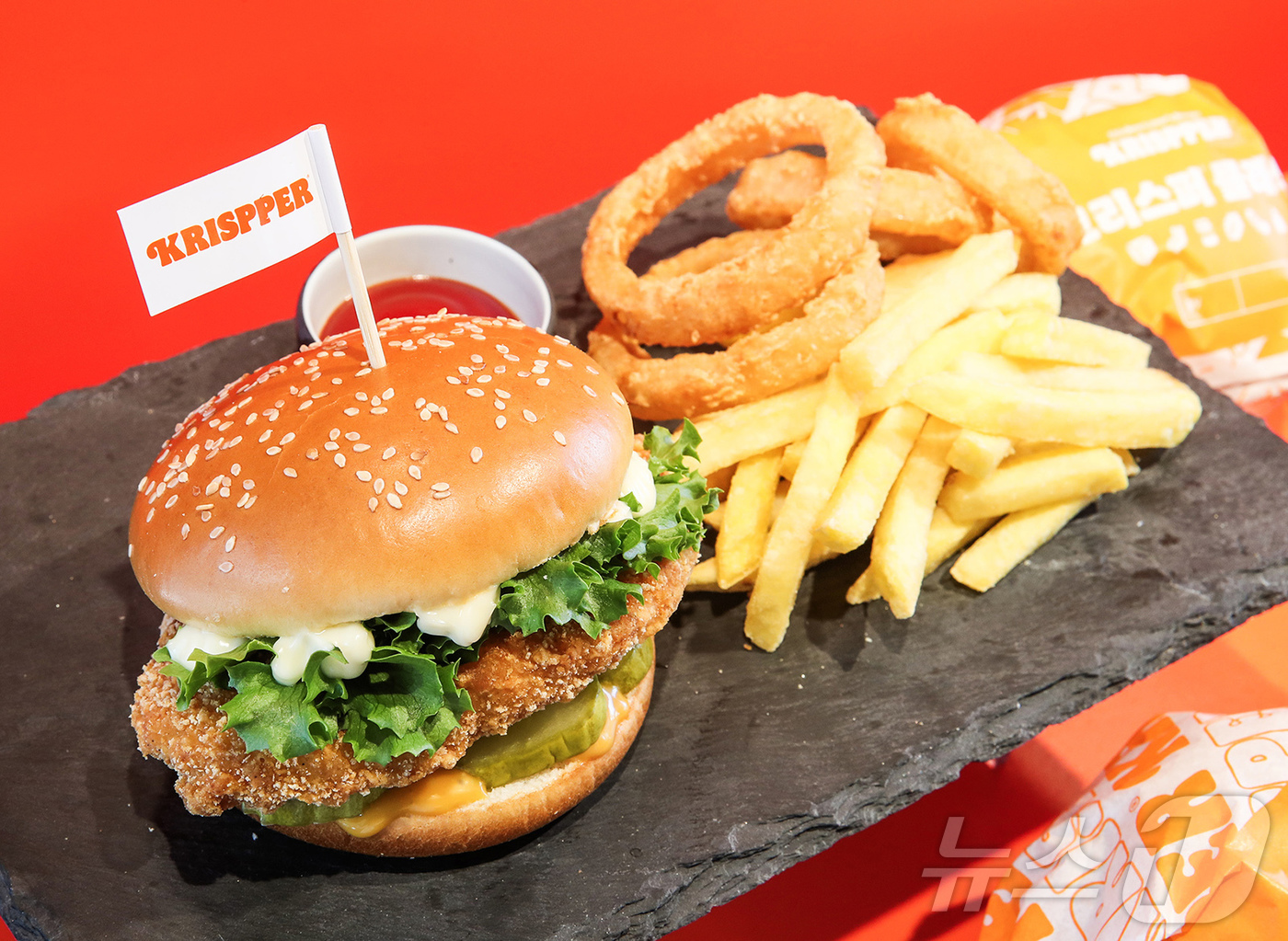 (서울=뉴스1) = 23일 서울 중구 버거킹 약수역점에서 열린 신메뉴 출시 기자간담회에서 공개된 버거킹의 새로운 치킨 플랫폼 ‘크리스퍼’의 모습이다. 마일드한 통가슴살에 쌀가루와 …