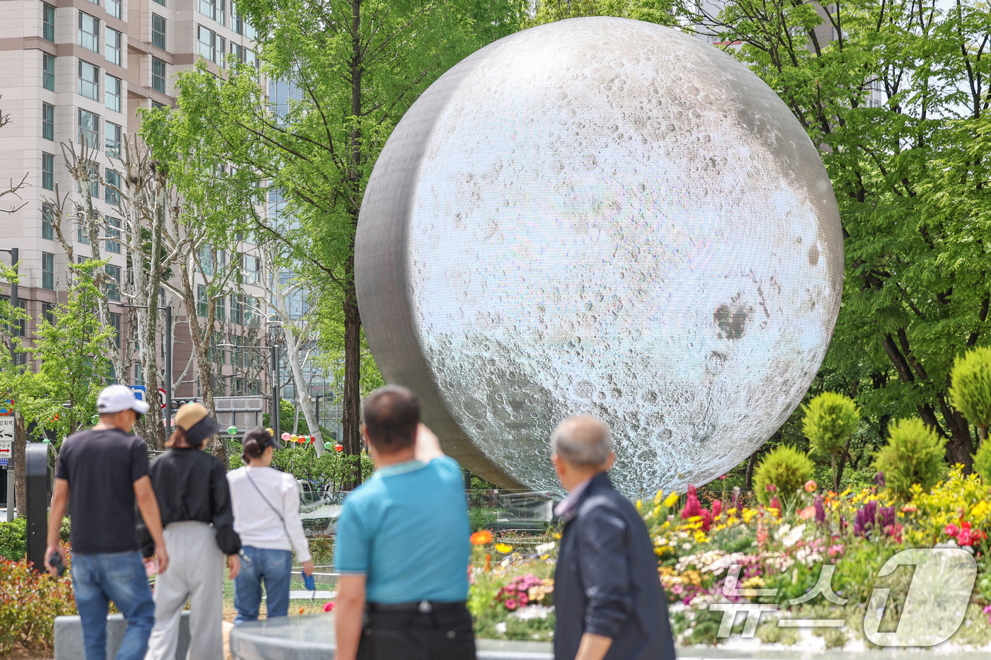 (서울=뉴스1) 민경석 기자 = 23일 서울 송파구 석촌호수에 자리 잡은 '더 스피어'에서 미디어 아트가 재생되고 있다.'더 스피어'는 지름 7m 규모의 구 형태 미디어 아트 조형 …