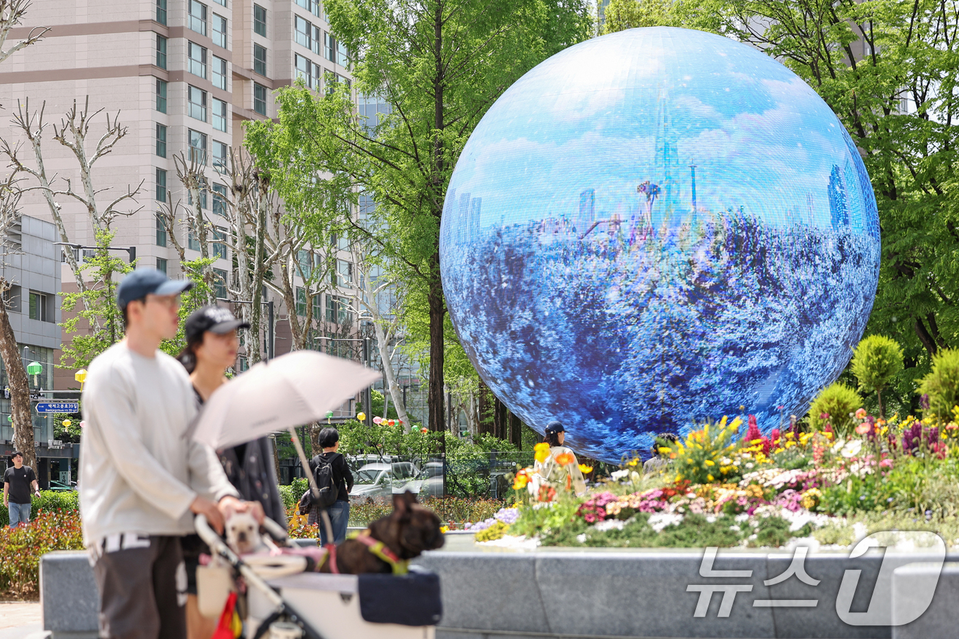 (서울=뉴스1) 민경석 기자 = 23일 서울 송파구 석촌호수에 자리 잡은 '더 스피어'에서 미디어 아트가 재생되고 있다.'더 스피어'는 지름 7m 규모의 구 형태 미디어 아트 조형 …