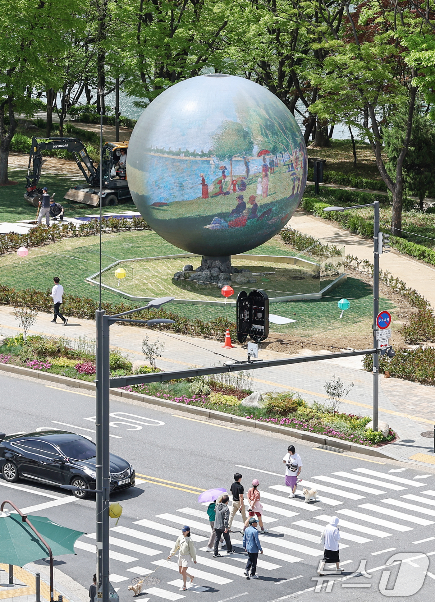 (서울=뉴스1) 민경석 기자 = 23일 서울 송파구 석촌호수에 자리 잡은 '더 스피어'에서 미디어 아트가 재생되고 있다.'더 스피어'는 지름 7m 규모의 구 형태 미디어 아트 조형 …