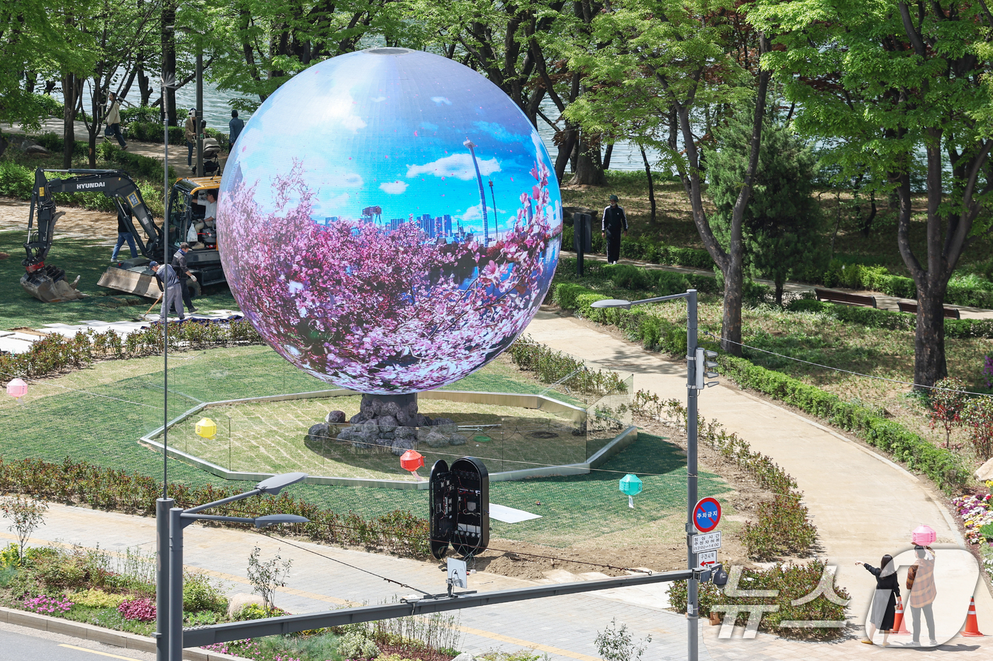 (서울=뉴스1) 민경석 기자 = 23일 서울 송파구 석촌호수에 자리 잡은 '더 스피어'에서 미디어 아트가 재생되고 있다.'더 스피어'는 지름 7m 규모의 구 형태 미디어 아트 조형 …