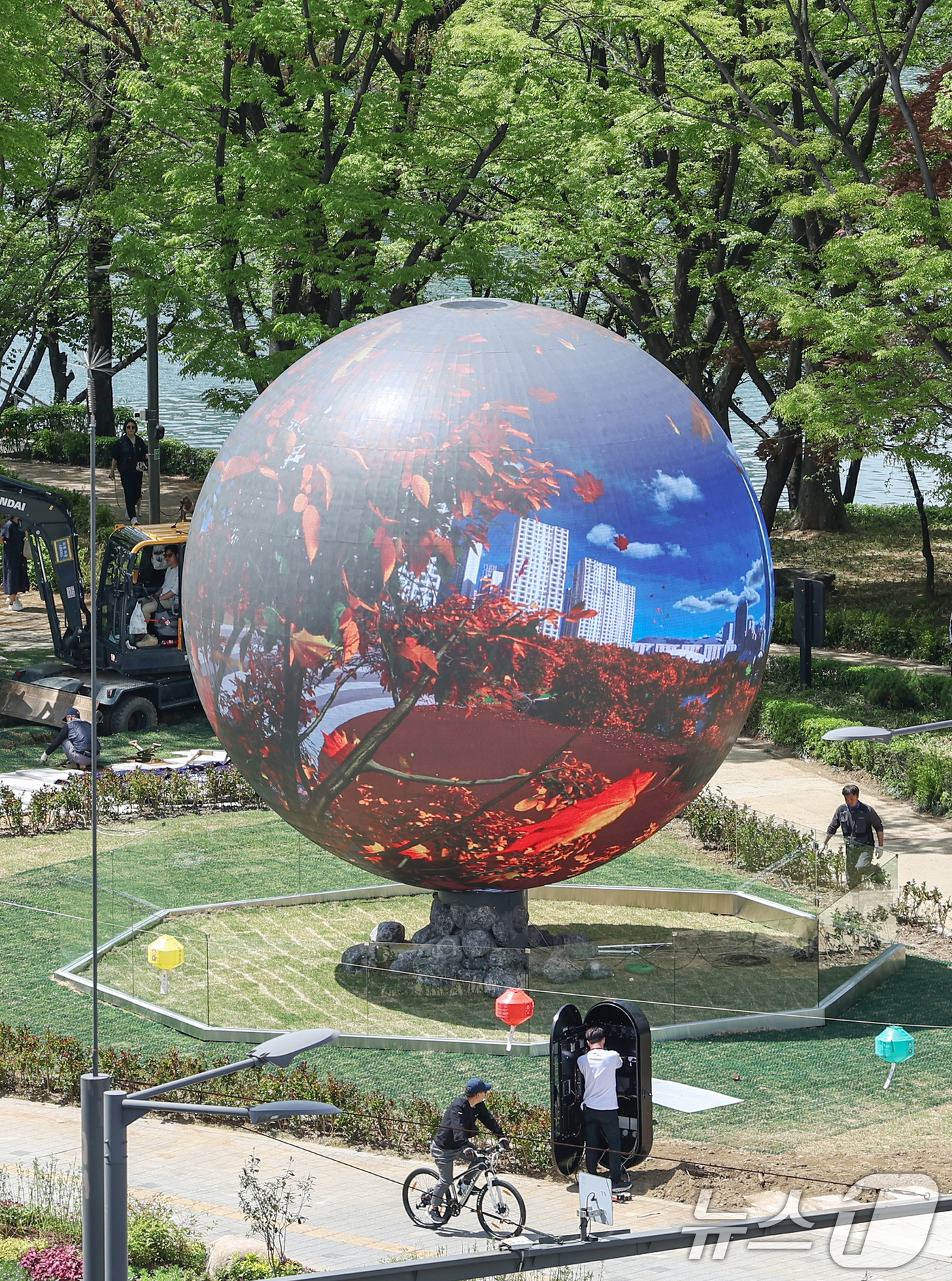 (서울=뉴스1) 민경석 기자 = 23일 서울 송파구 석촌호수에 자리 잡은 '더 스피어'에서 미디어 아트가 재생되고 있다.'더 스피어'는 지름 7m 규모의 구 형태 미디어 아트 조형 …