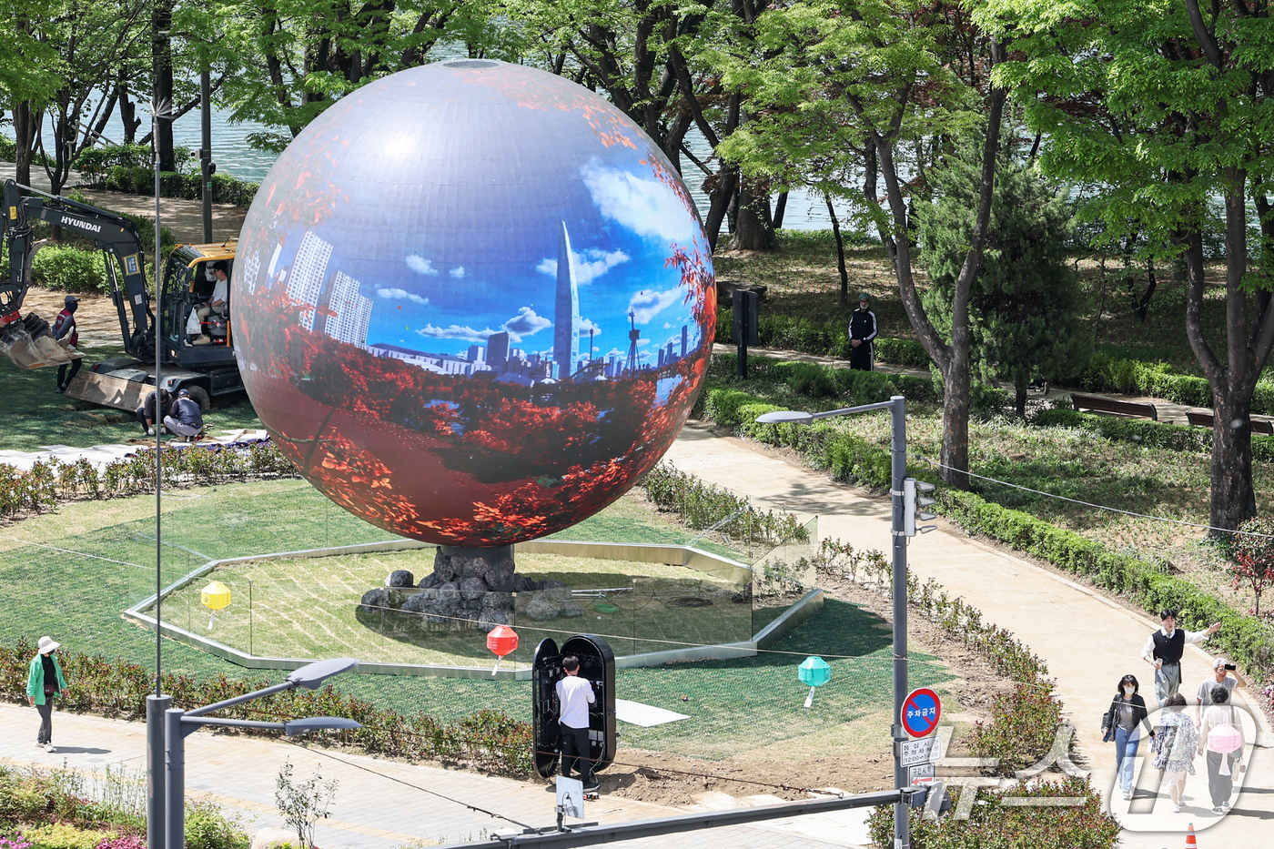 (서울=뉴스1) 민경석 기자 = 23일 서울 송파구 석촌호수에 자리 잡은 '더 스피어'에서 미디어 아트가 재생되고 있다.'더 스피어'는 지름 7m 규모의 구 형태 미디어 아트 조형 …