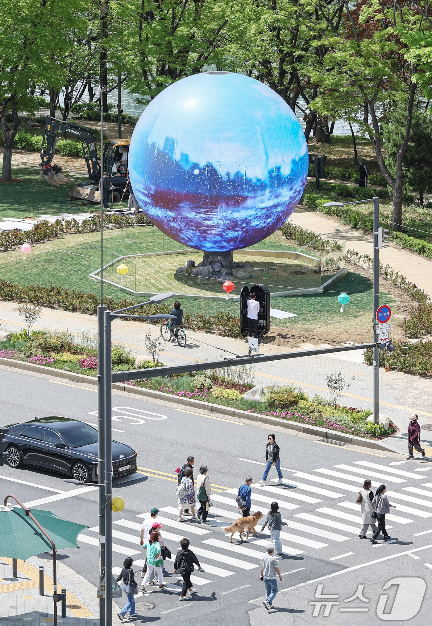 (서울=뉴스1) 민경석 기자 = 23일 서울 송파구 석촌호수에 자리 잡은 '더 스피어'에서 미디어 아트가 재생되고 있다.'더 스피어'는 지름 7m 규모의 구 형태 미디어 아트 조형 …