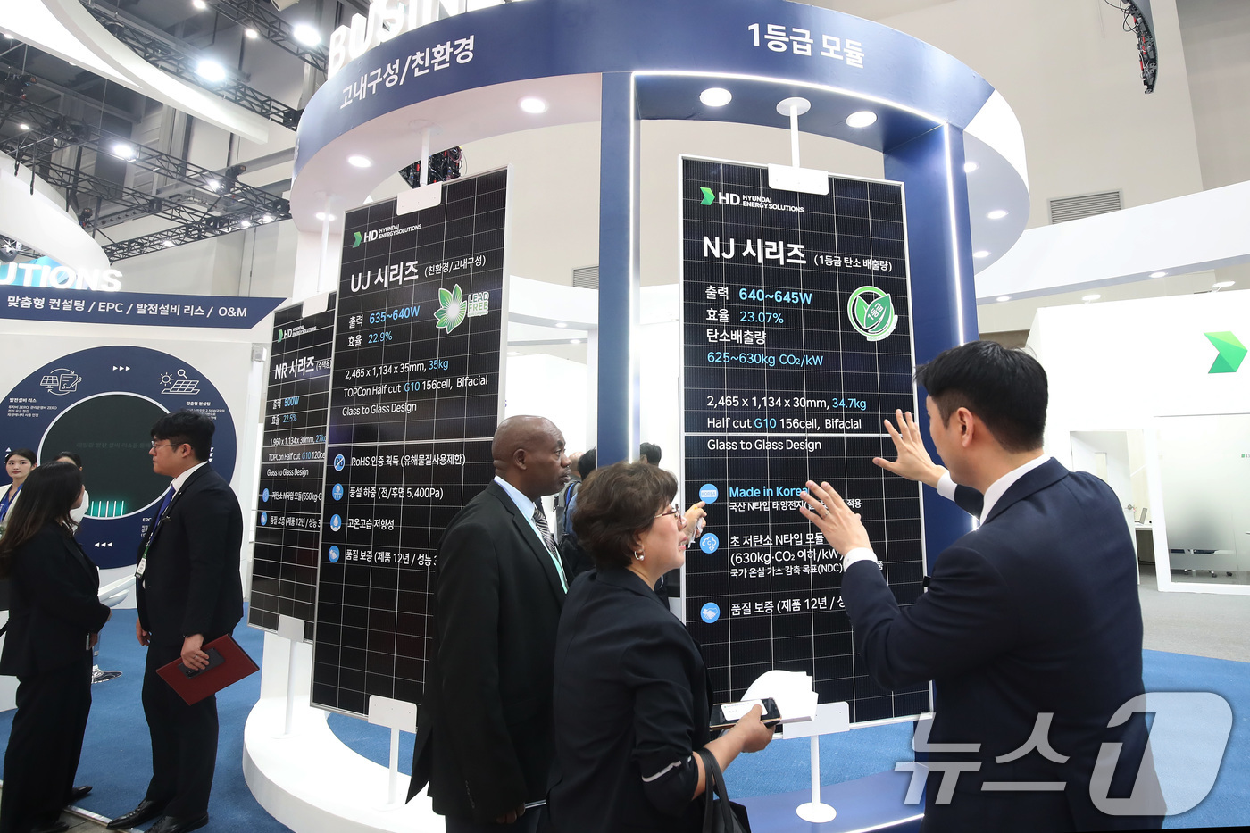 (대구=뉴스1) 공정식 기자 = 23일 대구 북구 엑스코(EXCO)에서 개막한 '2025 국제그린에너지엑스포'를 찾은 관람객이 태양광(photovoltaics·PV) 모듈을 살펴보 …