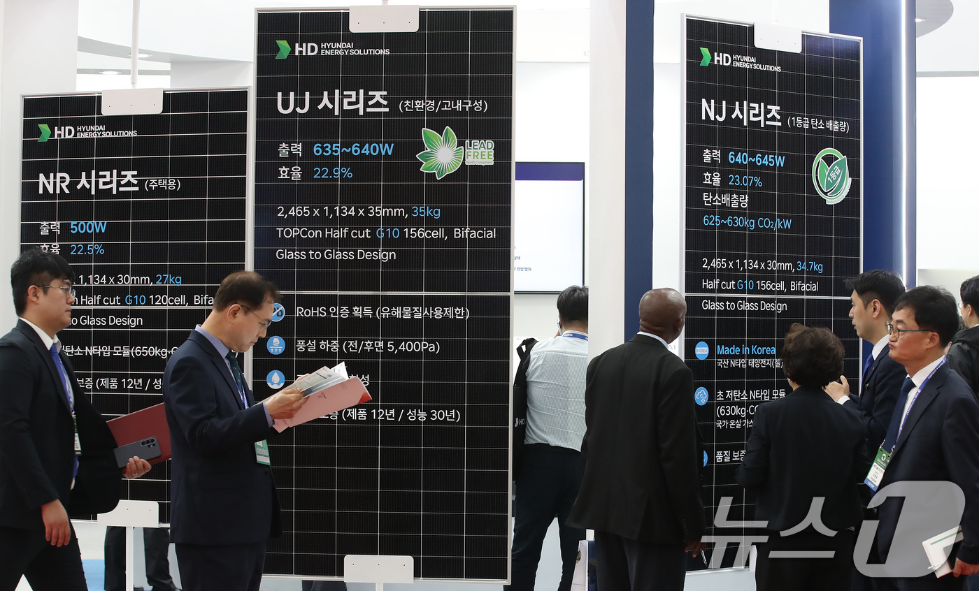 (대구=뉴스1) 공정식 기자 = 23일 대구 북구 엑스코(EXCO)에서 개막한 '2025 국제그린에너지엑스포'를 찾은 관람객이 태양광(photovoltaics·PV) 모듈을 살펴보 …