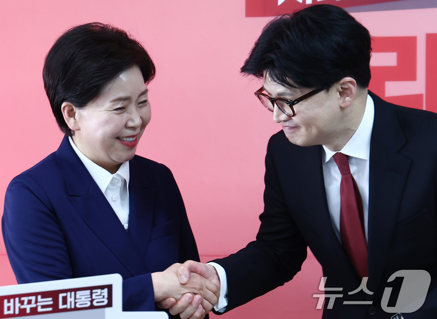 (서울=뉴스1) 김민지 기자 = 한동훈 국민의힘 대선 경선 후보와 경선에 출마했던 양향자 전 의원이 23일 서울 여의도 선거사무소에서 양 전 의원의 한 후보 지지 선언 기자회견을 …