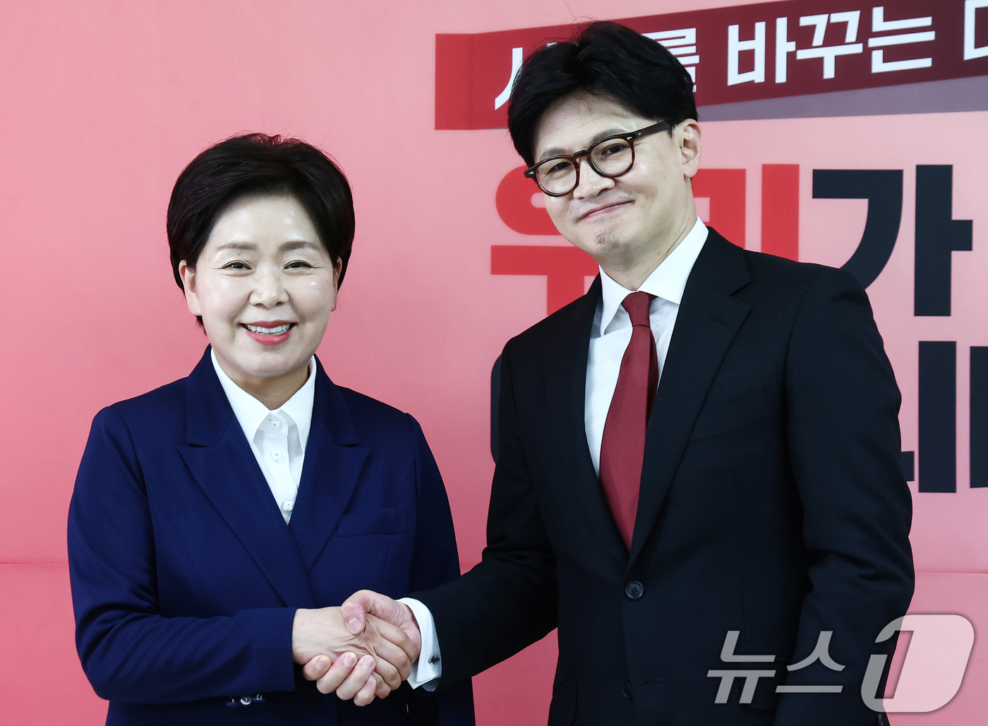 (서울=뉴스1) 김민지 기자 = 한동훈 국민의힘 대선 경선 후보와 경선에 출마했던 양향자 전 의원이 23일 서울 여의도 선거사무소에서 양 전 의원의 한 후보 지지 선언 기자회견을 …
