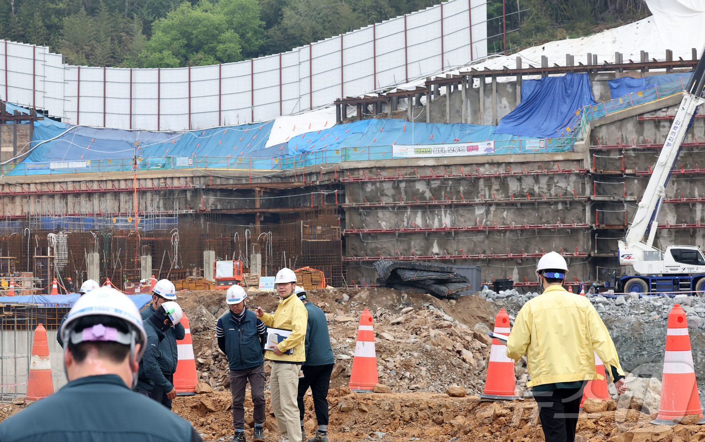 (광주=뉴스1) 박지현 기자 = 23일 광주 북구 본촌동의 한 대형 아파트 건설현장에서 북구청 공동주택과 직원들과 현장 관계자들이 굴착작업 공사에 대한 안전점검을 실시하고 있다. …