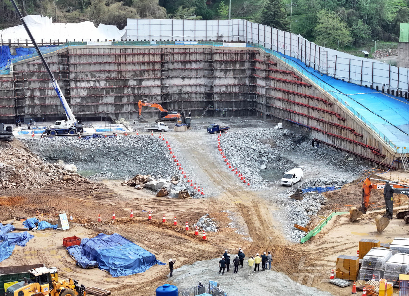 (광주=뉴스1) 박지현 기자 = 23일 광주 북구 본촌동의 한 대형 아파트 건설현장에서 북구청 공동주택과 직원들과 현장 관계자들이 굴착작업 공사에 대한 안전점검을 실시하고 있다. …