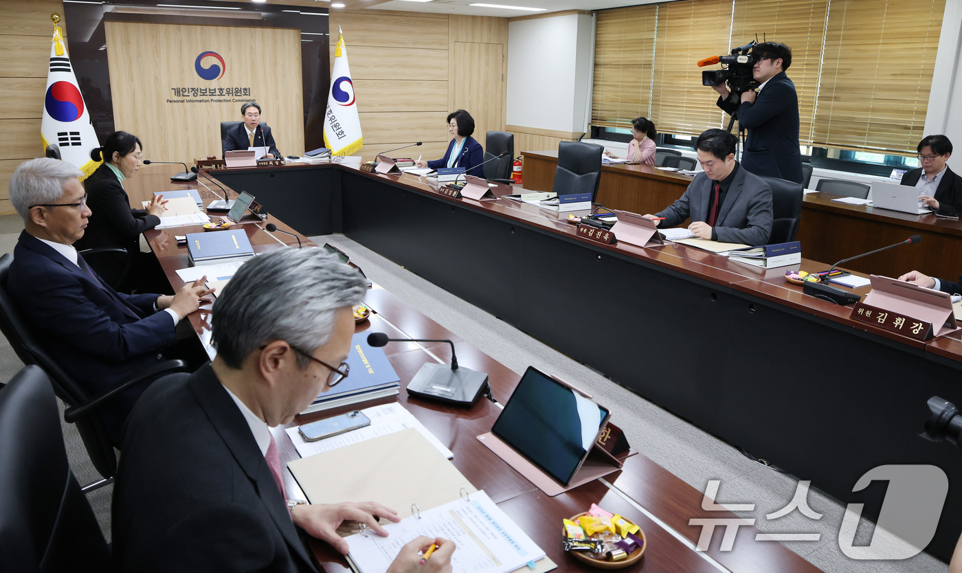 (서울=뉴스1) 임세영 기자 = 최장혁 개인정보보호위원회(개인정보위) 부위원장이 23일 서울 종로구 정부서울청사에서 열린 전체회의에서 모두발언을 하고 있다. 2025.4.23/뉴스 …