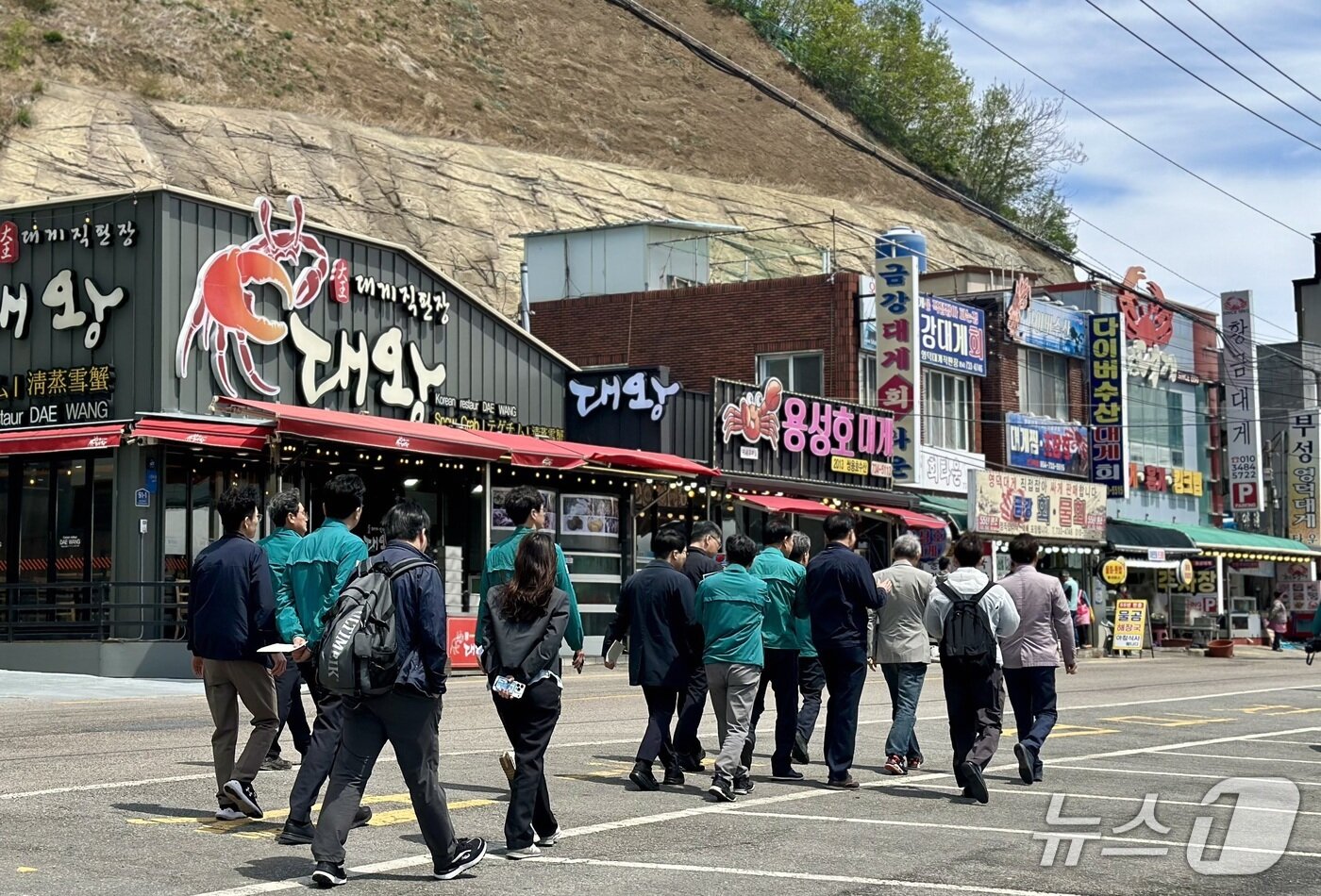 본문 이미지 - 한산한 영덕 대게거리를 살펴보는 유인촌 문체부 장관 ⓒ News1 윤슬빈 기자