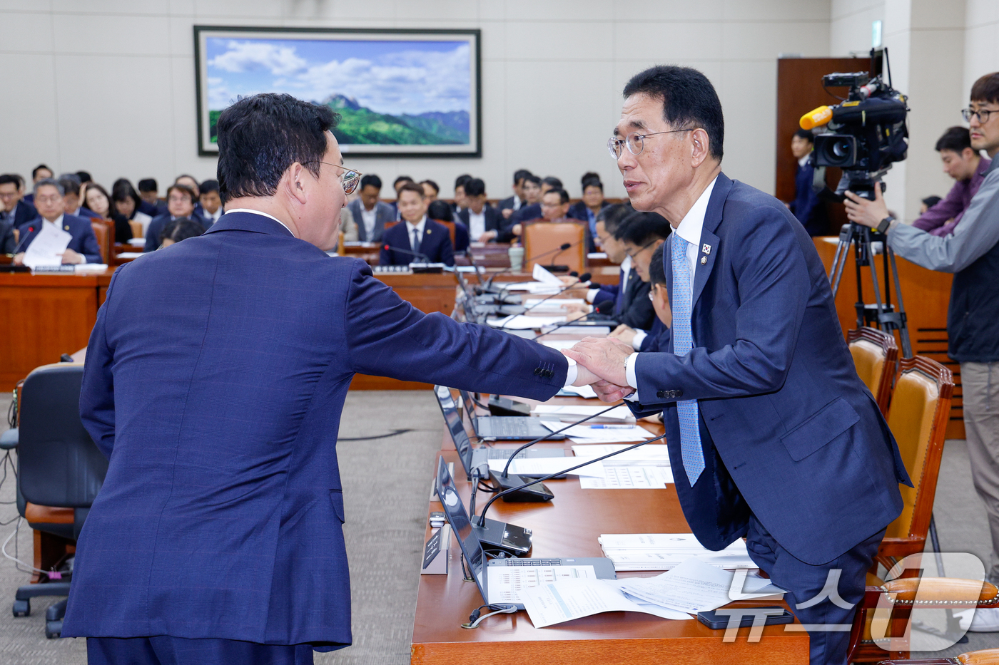 (서울=뉴스1) 안은나 기자 = 김형동 국민의힘(왼쪽), 김주영 더불어민주당 간사가 23일 오후 서울 여의도 국회에서 열린 환경노동위원회 제424회국회(임시회) 제1차 전체회의에서 …