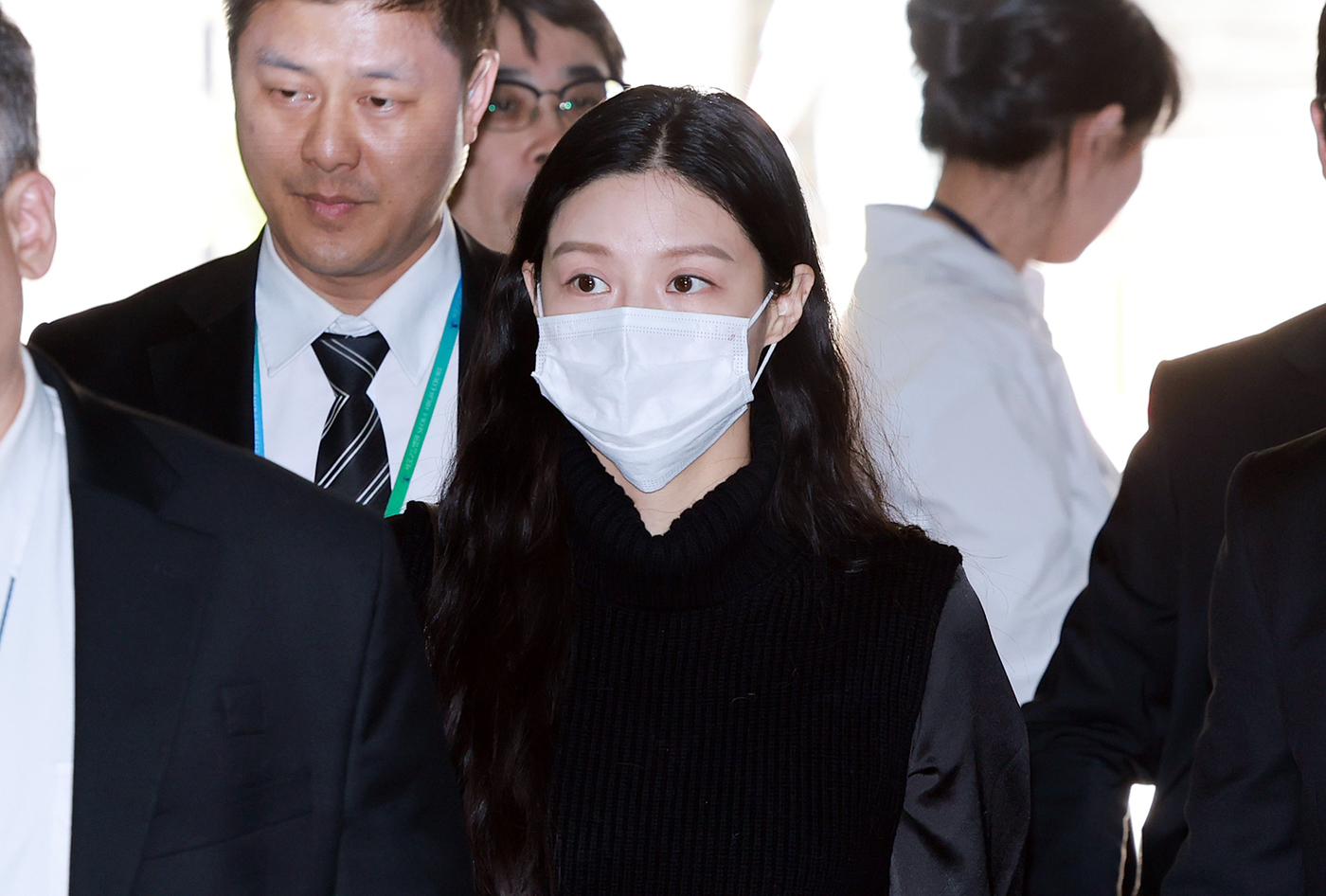 (서울=뉴스1) 김진환 기자 = 입시비리 혐의로 1심에서 벌금형을 선고받은 조국 조국혁신당 전 대표의 딸 조민씨가 23일 서울 서초구 서울중앙지방법원에서 허위작성공문서행사, 업무방 …