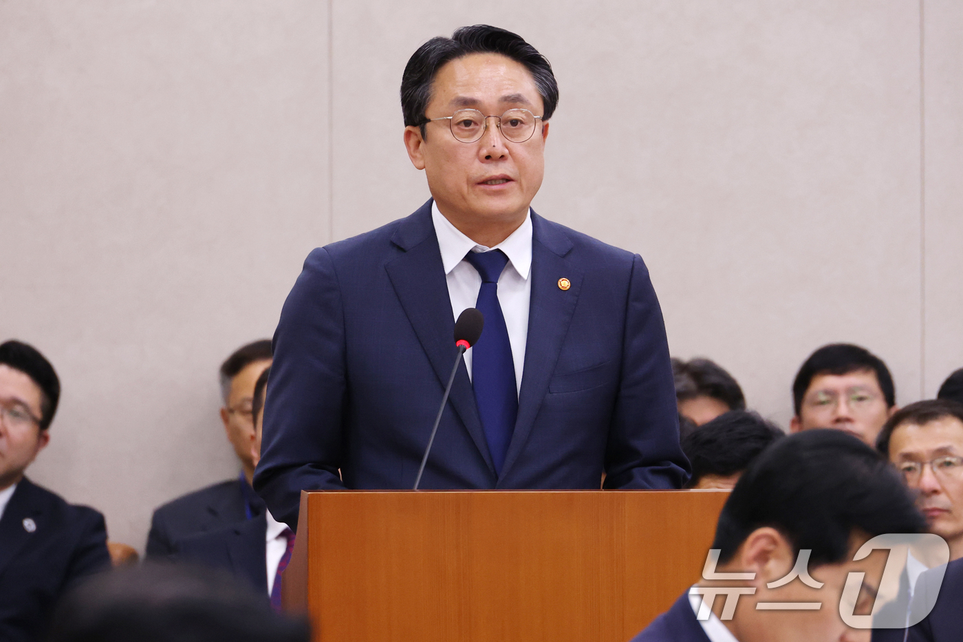 (서울=뉴스1) 이광호 기자 = 강도형 해양수산부장관이 23일 오후 서울 여의도 국회에서 열린 농림축산식품해양수산위원회 전체회의에 출석해 2025년도 제1회 추가경정예산안에 대한 …