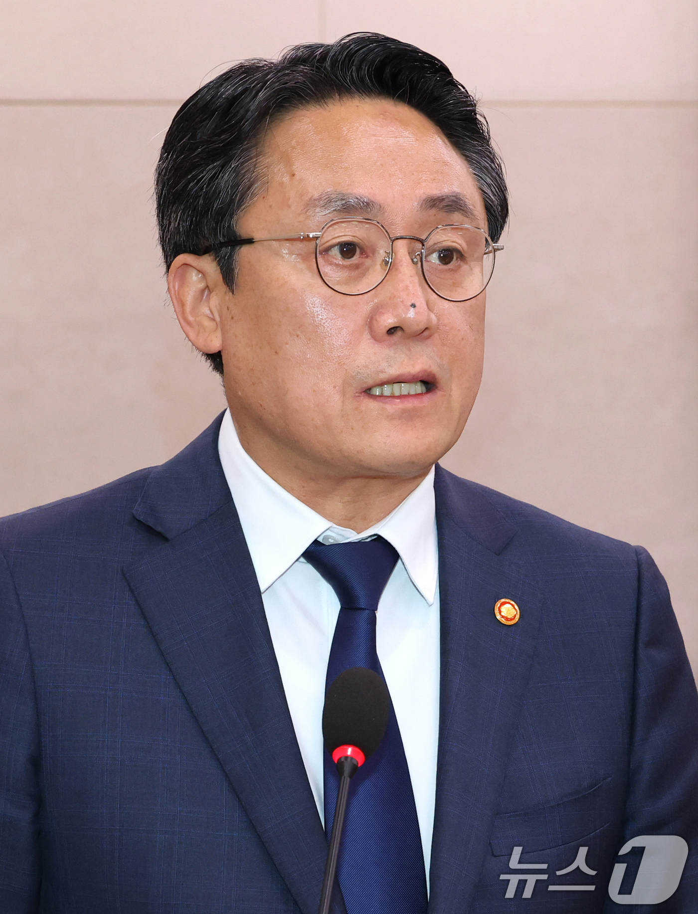 (서울=뉴스1) 이광호 기자 = 강도형 해양수산부장관이 23일 오후 서울 여의도 국회에서 열린 농림축산식품해양수산위원회 전체회의에 출석해 2025년도 제1회 추가경정예산안에 대한 …