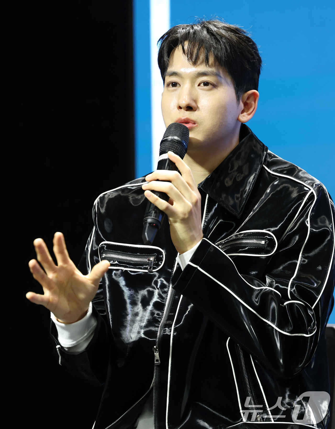 (서울=뉴스1) 권현진 기자 = 가수 류필립이 23일 오후 서울 마포구 홍대 H-STAGE에서 열린 '2025 K-POP WEEK in HONGDAE'기자간담회에 참석해 인사말을 …