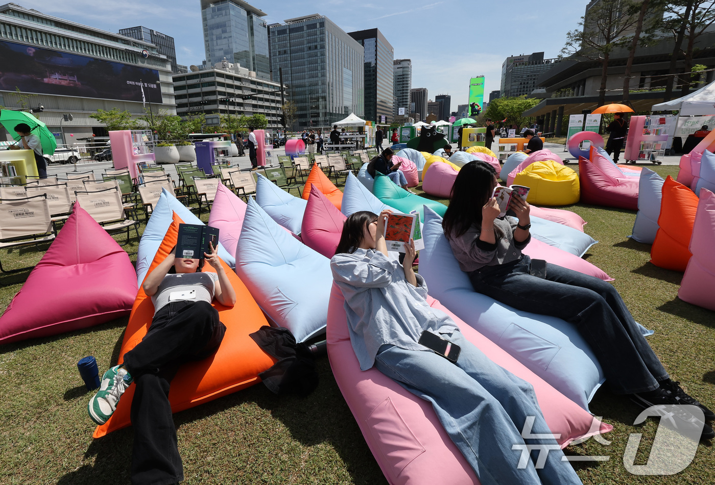 (서울=뉴스1) 이동해 기자 = 세계 책과 저작권의 날인 23일 서울 종로구 광화문광장에 마련된 '서울야외도서관 광화문 책마당'에서 시민들이 빈백 소파에 기대어 독서 삼매경에 빠져 …