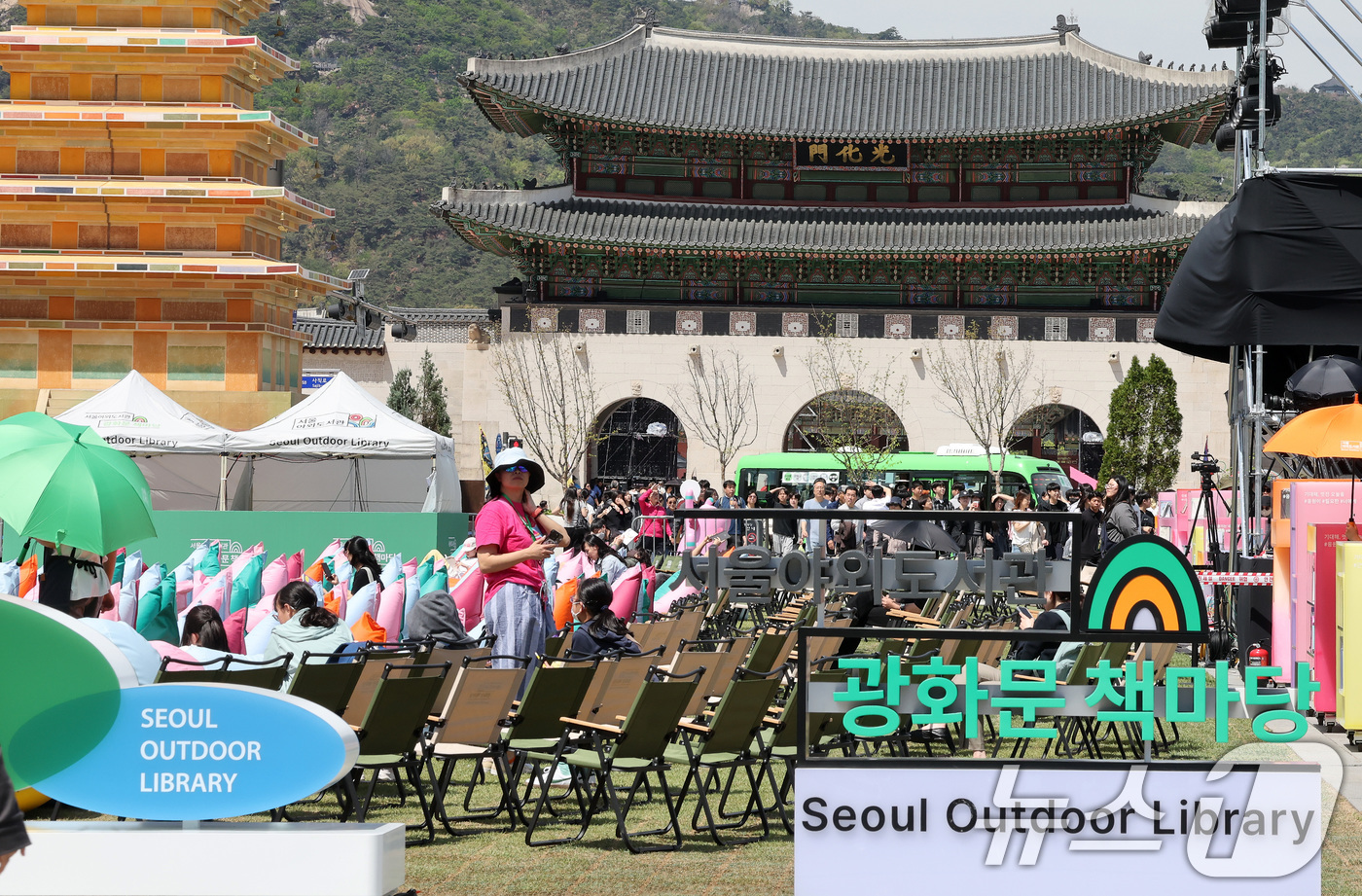 (서울=뉴스1) 이동해 기자 = 세계 책과 저작권의 날인 23일 서울 종로구 광화문광장에 마련된 '서울야외도서관 광화문 책마당'에서 시민들이 책을 읽고 있다.서울야외도서관은 금, …