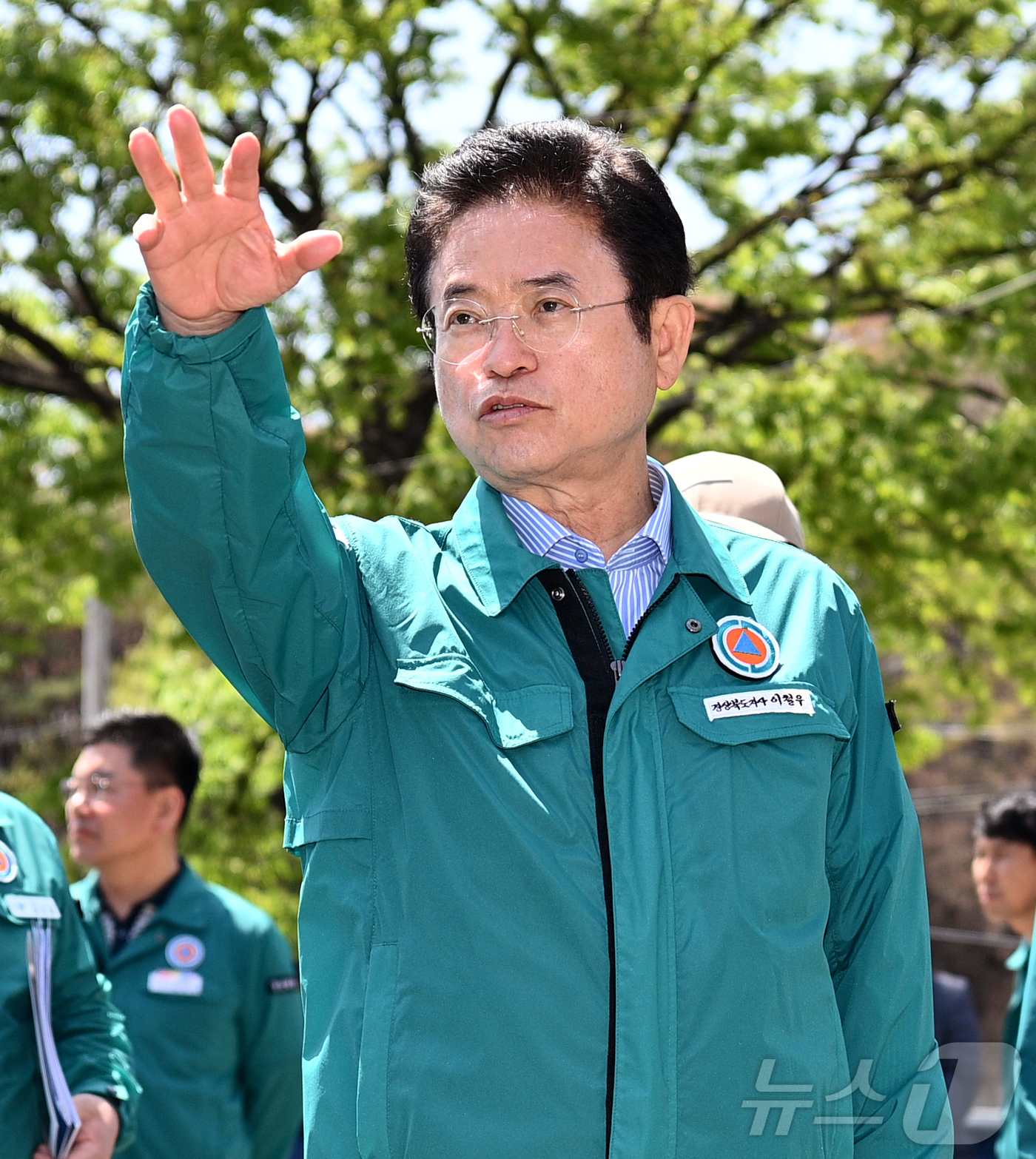 (안동=뉴스1) 김대벽기자 = 23일 이철우 경북지사는 국힘 대선 후보 경선을 마치고 경북 산불 현장에서 피해복구 현장을 둘러 보고 있다. 2025.4.23/뉴스1