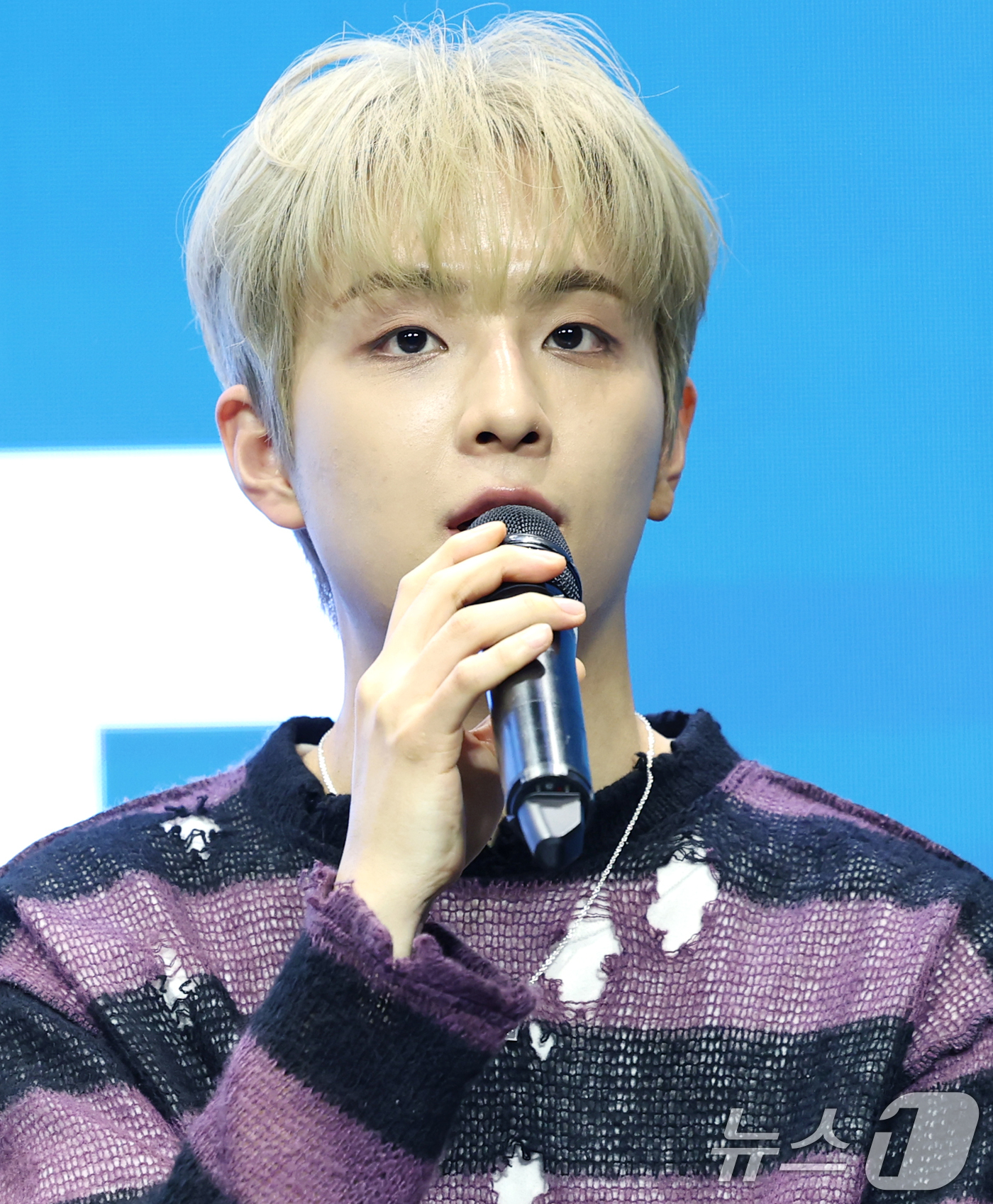 (서울=뉴스1) 권현진 기자 = 가수 김시훈이 23일 오후 서울 마포구 홍대 H-STAGE에서 열린 '2025 K-POP WEEK in HONGDAE'기자간담회에 참석해 인사말을 …