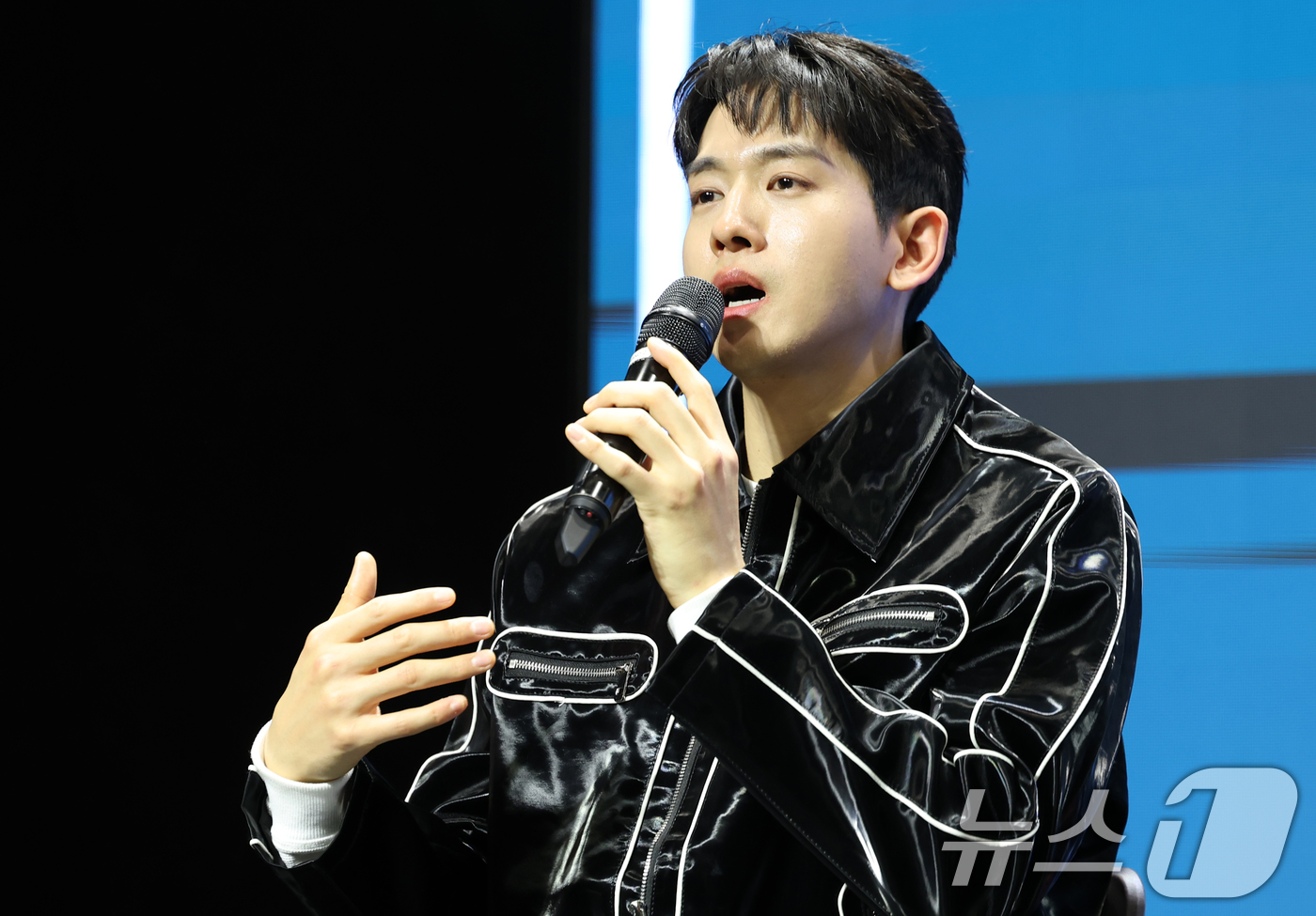 (서울=뉴스1) 권현진 기자 = 가수 류필립이 23일 오후 서울 마포구 홍대 H-STAGE에서 열린 '2025 K-POP WEEK in HONGDAE'기자간담회에 참석해 인사말을 …