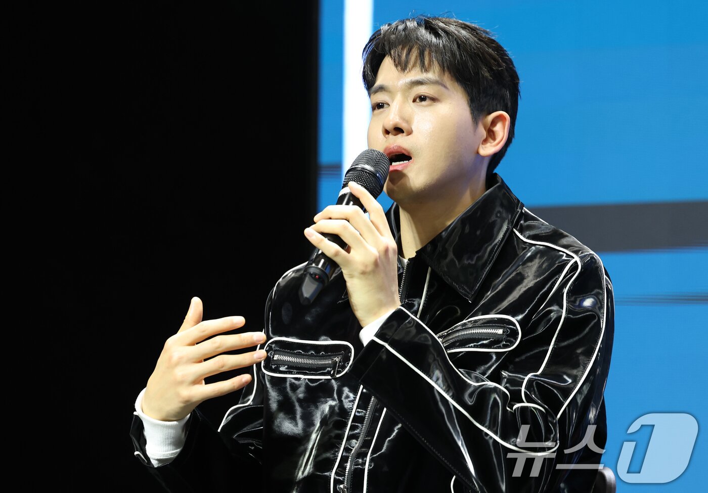 본문 이미지 - 가수 류필립이 23일 오후 서울 마포구 홍대 H-STAGE에서 열린 '2025 K-POP WEEK in HONGDAE'기자간담회에 참석해 인사말을 하고 있다. 'K팝 위크 인 홍대'는 대형 공연장이 아닌 홍대 인근 여러 소극장에서 팬들과 아티스트가 더 가깝게 호흡하고 교감할 기회를 제공할 예정이다. 2025.4.23/뉴스1 ⓒ News1 권현진 기자