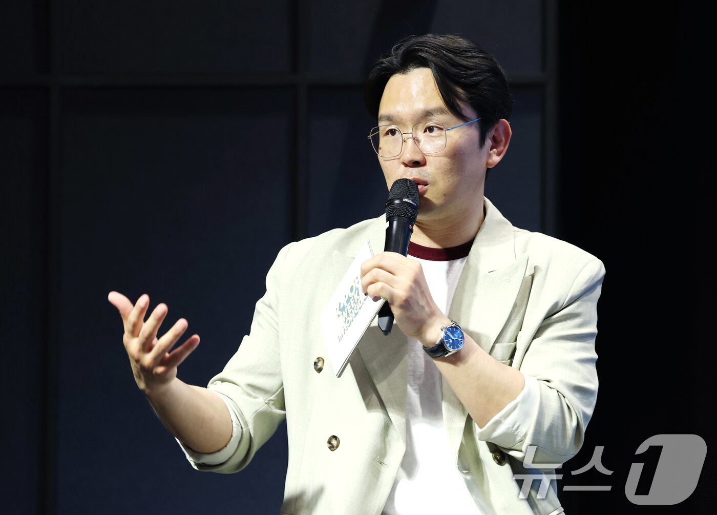 본문 이미지 - 가수 윤형빈이 23일 오후 서울 마포구 홍대 H-STAGE에서 열린 '2025 K-POP WEEK in HONGDAE'기자간담회에 참석해 취재진 질문에 답하고 있다. 'K팝 위크 인 홍대'는 대형 공연장이 아닌 홍대 인근 여러 소극장에서 팬들과 아티스트가 더 가깝게 호흡하고 교감할 기회를 제공할 예정이다. 2025.4.23/뉴스1 ⓒ News1 권현진 기자