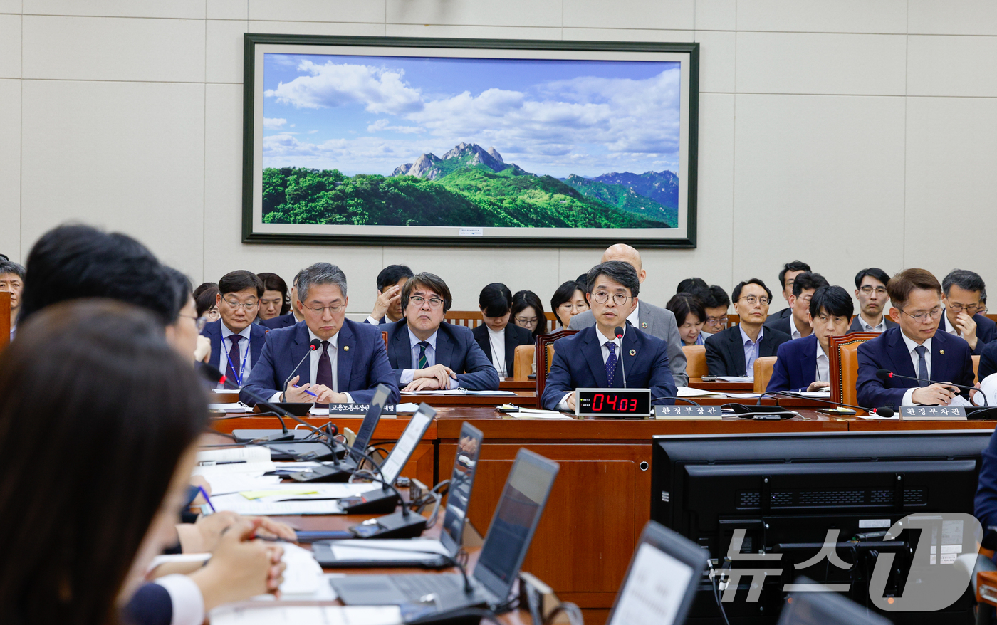 (서울=뉴스1) 안은나 기자 = 김완섭 환경부 장관이 23일 오후 서울 여의도 국회에서 열린 환경노동위원회 제424회국회(임시회) 제1차 전체회의에 출석해 싱크홀, 노후 하수관 관 …