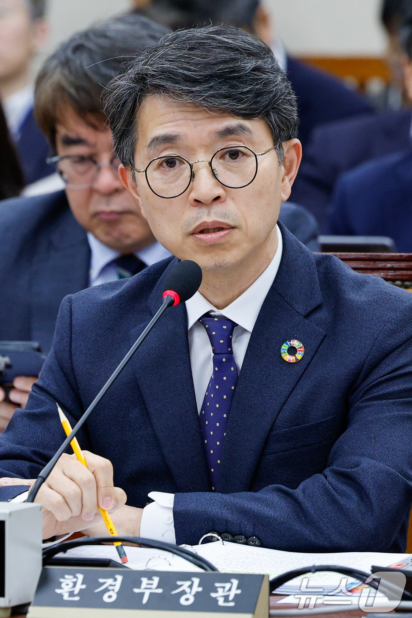 (서울=뉴스1) 안은나 기자 = 김완섭 환경부 장관이 23일 오후 서울 여의도 국회에서 열린 환경노동위원회 제424회국회(임시회) 제1차 전체회의에 출석해 싱크홀, 노후 하수관 관 …