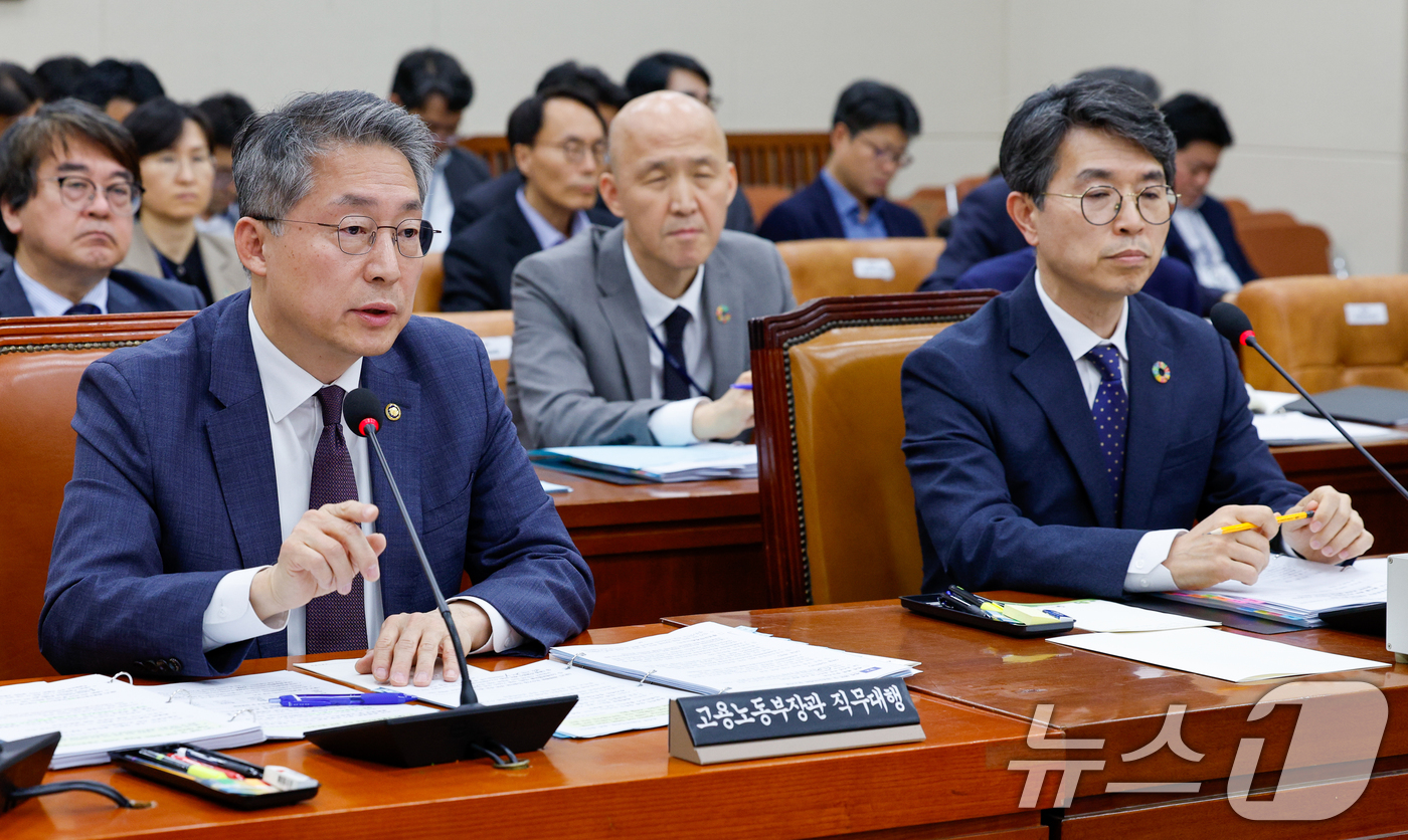 (서울=뉴스1) 안은나 기자 = 김민석 고용노동부 장관 직무대행(차관)이 23일 오후 서울 여의도 국회에서 열린 환경노동위원회 제424회국회(임시회) 제1차 전체회의에 출석해 의원 …