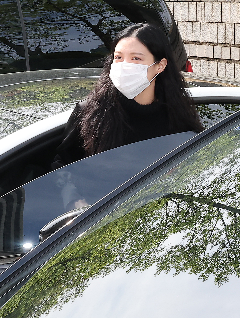 (서울=뉴스1) 김진환 기자 = 조국 조국혁신당 전 대표의 딸 조민씨가 23일 서울 서초구 서울중앙지방법원에서 허위작성공문서행사, 업무방해, 위계공무집행방해 혐의 관련 2심 선고 …