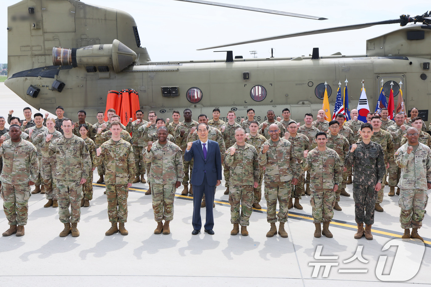 (서울=뉴스1) 임세영 기자 = 한덕수 대통령 권한대행 국무총리가 23일 경기 평택시 캠프 험프리스를 방문해 한미 장병들과 기념 사진을 찍고 있다. (총리실 제공, 재판매 및 DB …