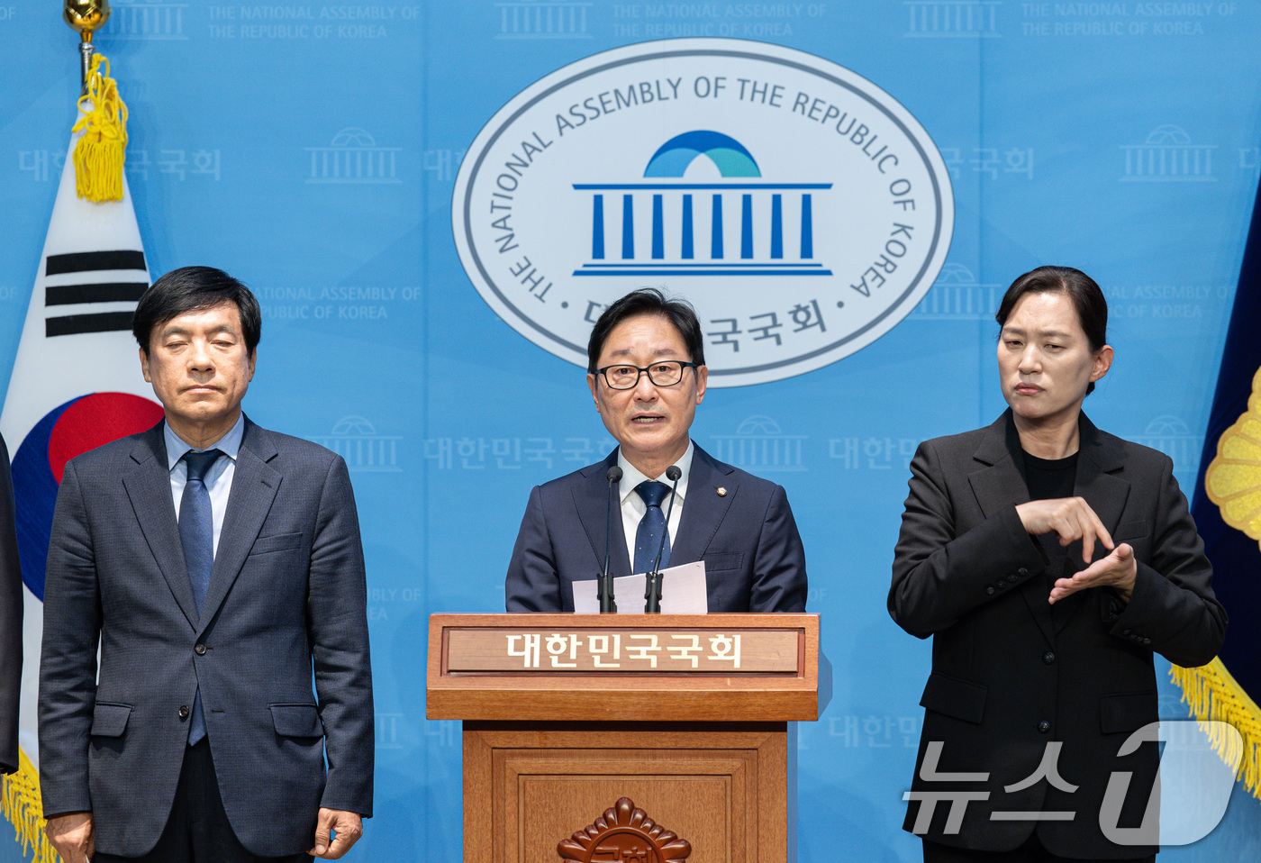 (서울=뉴스1) 이재명 기자 = 박범계 국회 법제사법위원회 더불어민주당 간사를 비롯한 야당 의원들이 23일 오후 서울 여의도 국회 소통관에서 기자회견을 열고 이재명 전 더불어민주당 …