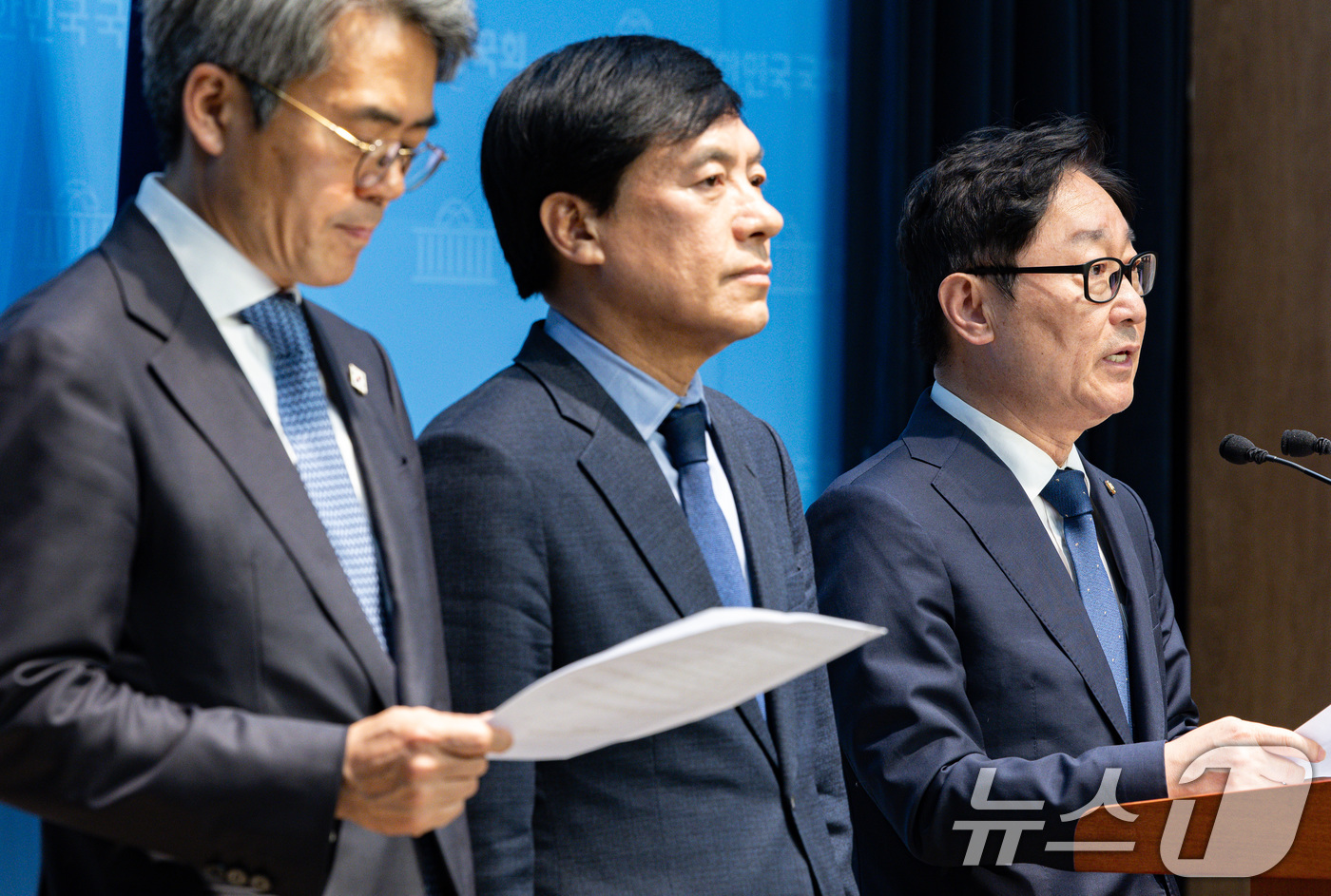 (서울=뉴스1) 이재명 기자 = 박범계 국회 법제사법위원회 더불어민주당 간사를 비롯한 야당 의원들이 23일 오후 서울 여의도 국회 소통관에서 기자회견을 열고 이재명 전 더불어민주당 …
