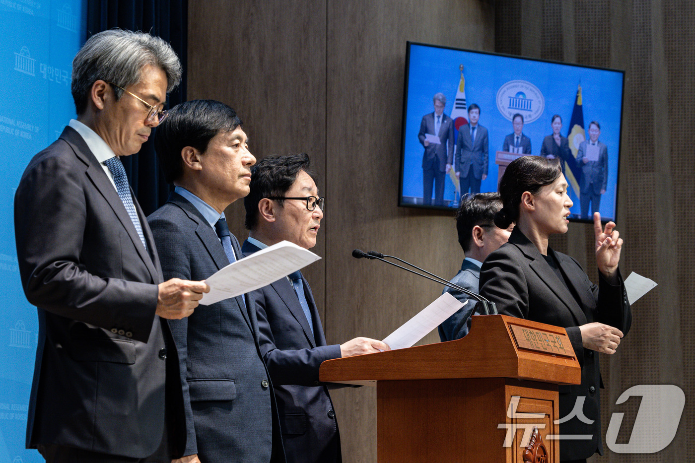 (서울=뉴스1) 이재명 기자 = 박범계 국회 법제사법위원회 더불어민주당 간사를 비롯한 야당 의원들이 23일 오후 서울 여의도 국회 소통관에서 기자회견을 열고 이재명 전 더불어민주당 …