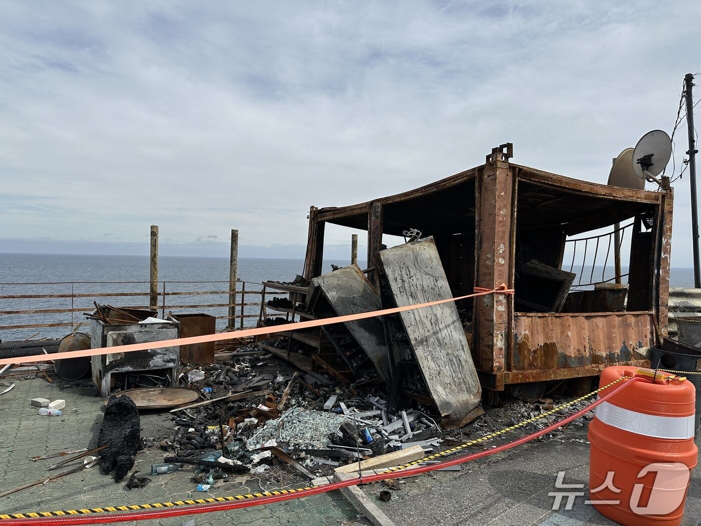 본문 이미지 - 산불이 할퀴고 간 해파랑길 21코스 초입에 자리한 매점 모습 ⓒ News1 윤슬빈 기자