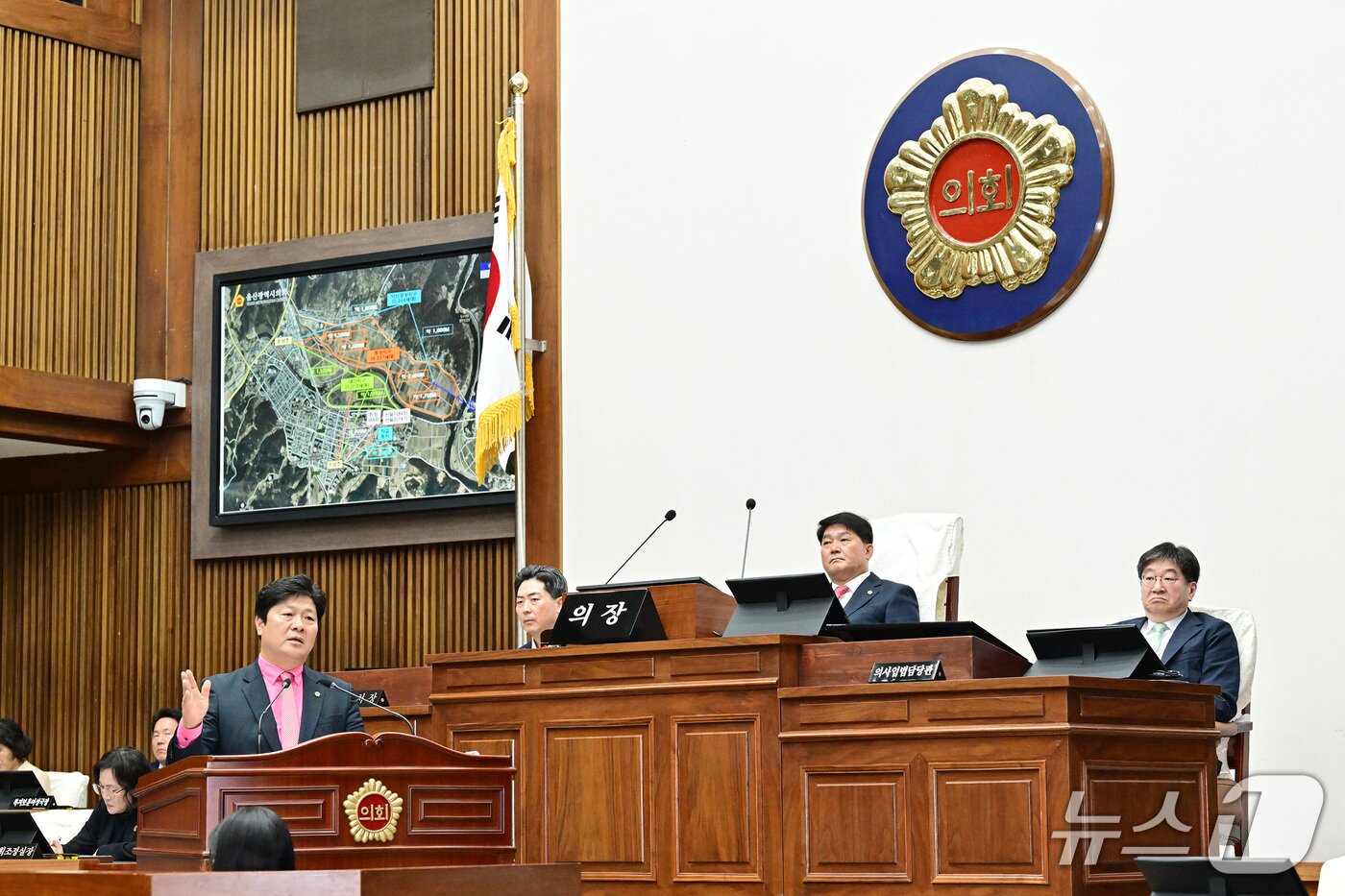 본문 이미지 - 공진혁 울산시의원이 23일 열린 제256회 임시회 본회의에서 천창수 울산교육감에 시정 질문을 하고 있다.(울산시의회 제공. 재판매 및 DB금지)/뉴스1