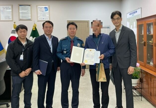 휴대폰 놓지 못하는 수상한 승객…'촉'으로 피해 막은 택시기사